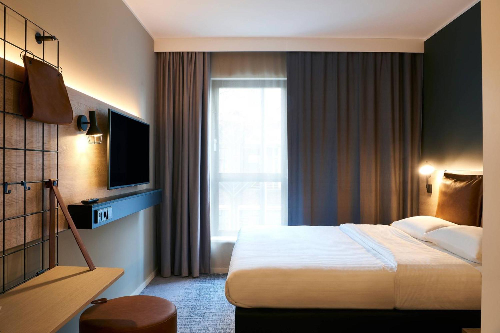 Moxy Sleeper Guest room 1 Queen