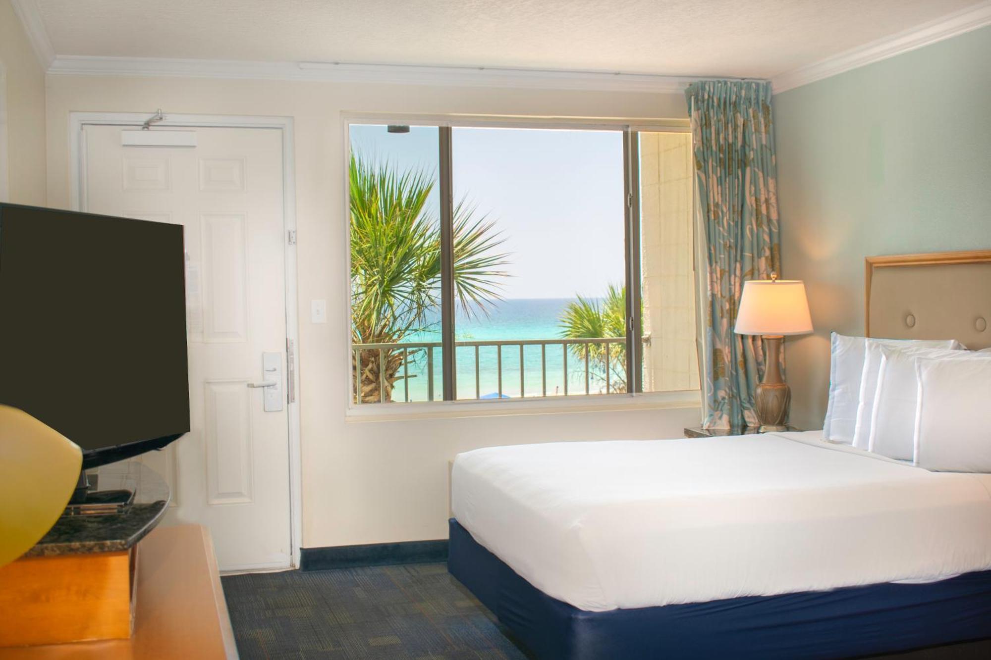 Queen Room with Pool View - Accessible