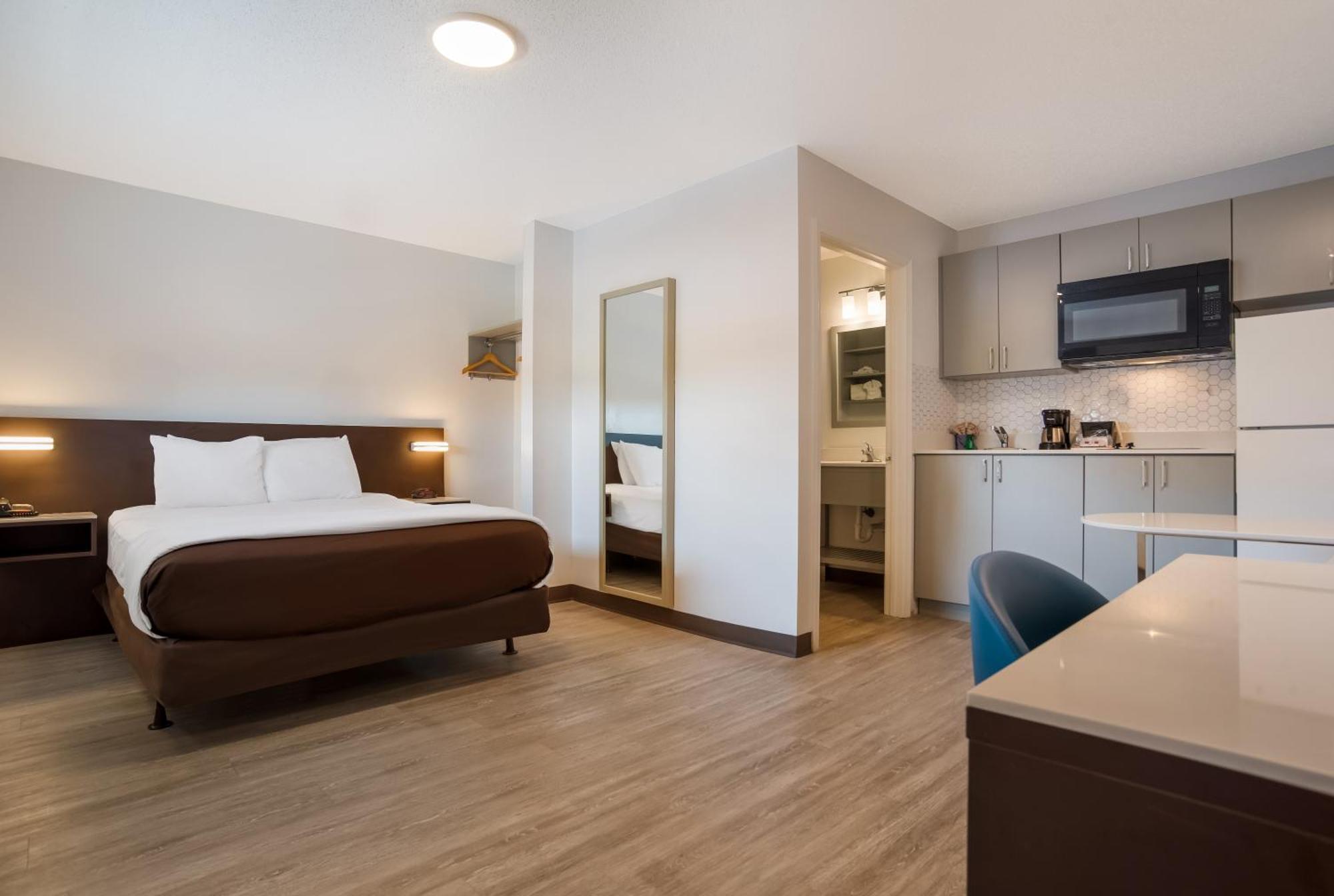 Efficiency Queen Room - Accessible/Non-Smoking