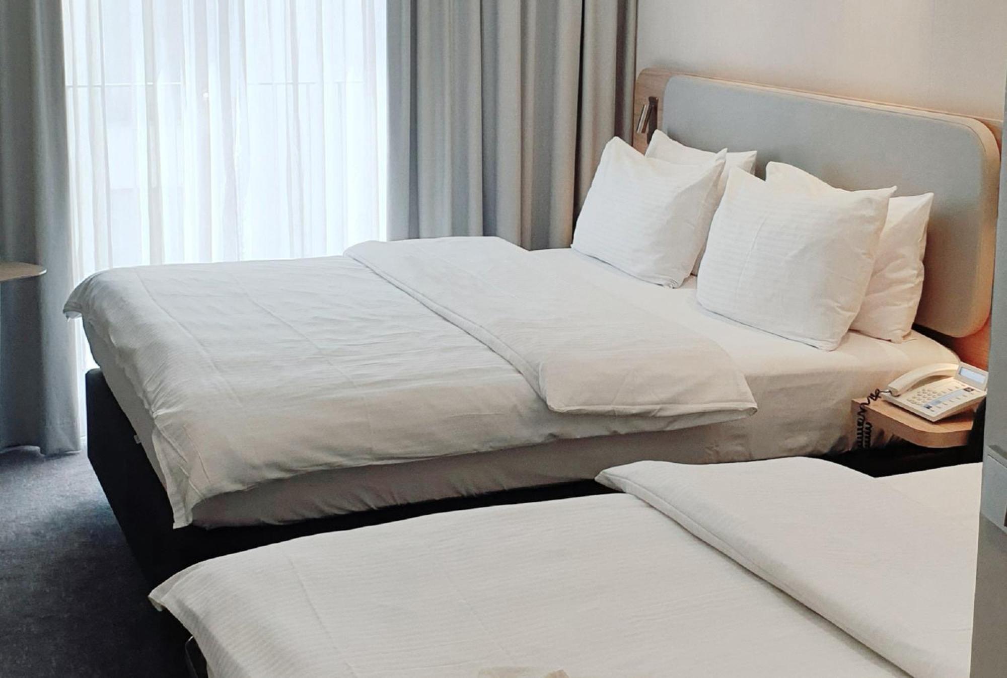 Standard Queen Room Single Sofa Bed