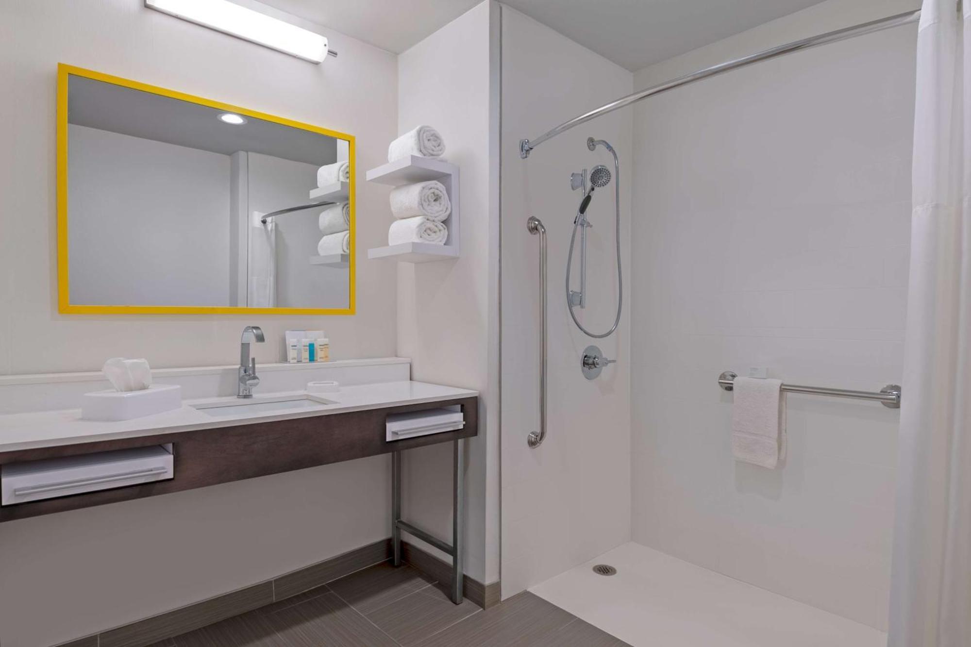 King Studio Roll Shower Mobility Access or Non-Smoking,1556582623:JPEG