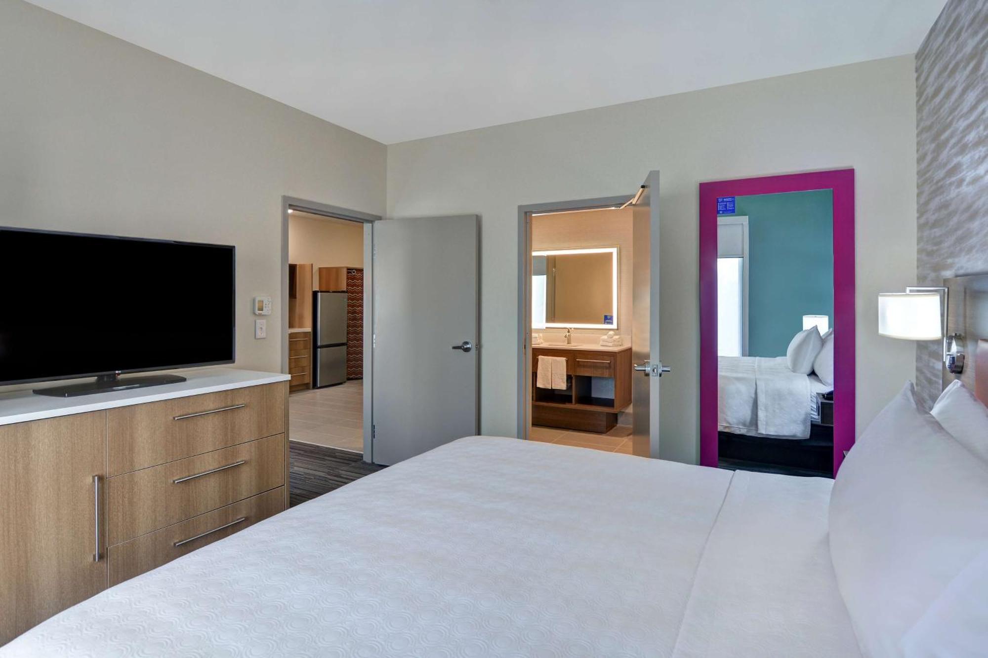 One-Bedroom King Suite Non-Smoking,1557079342:JPEG