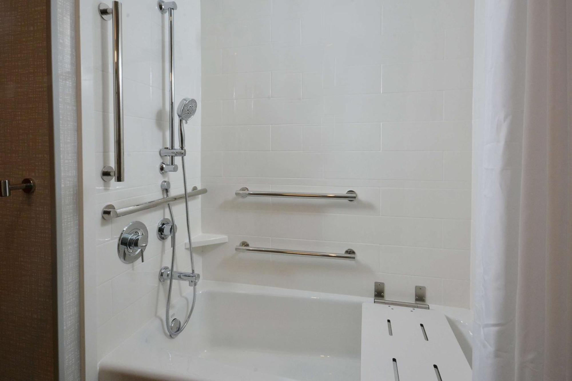 Queen Room Bath Tub Mobility Access or Non-Smoking,1557089593:JPEG