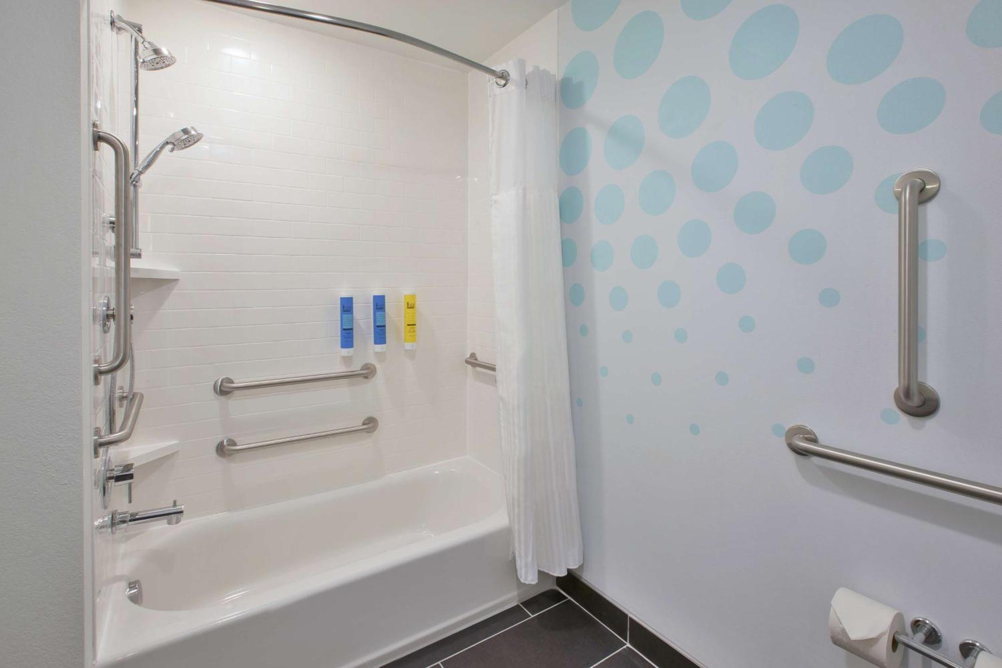 King Room Accessible Tub Mobility Access,1557373162:JPEG