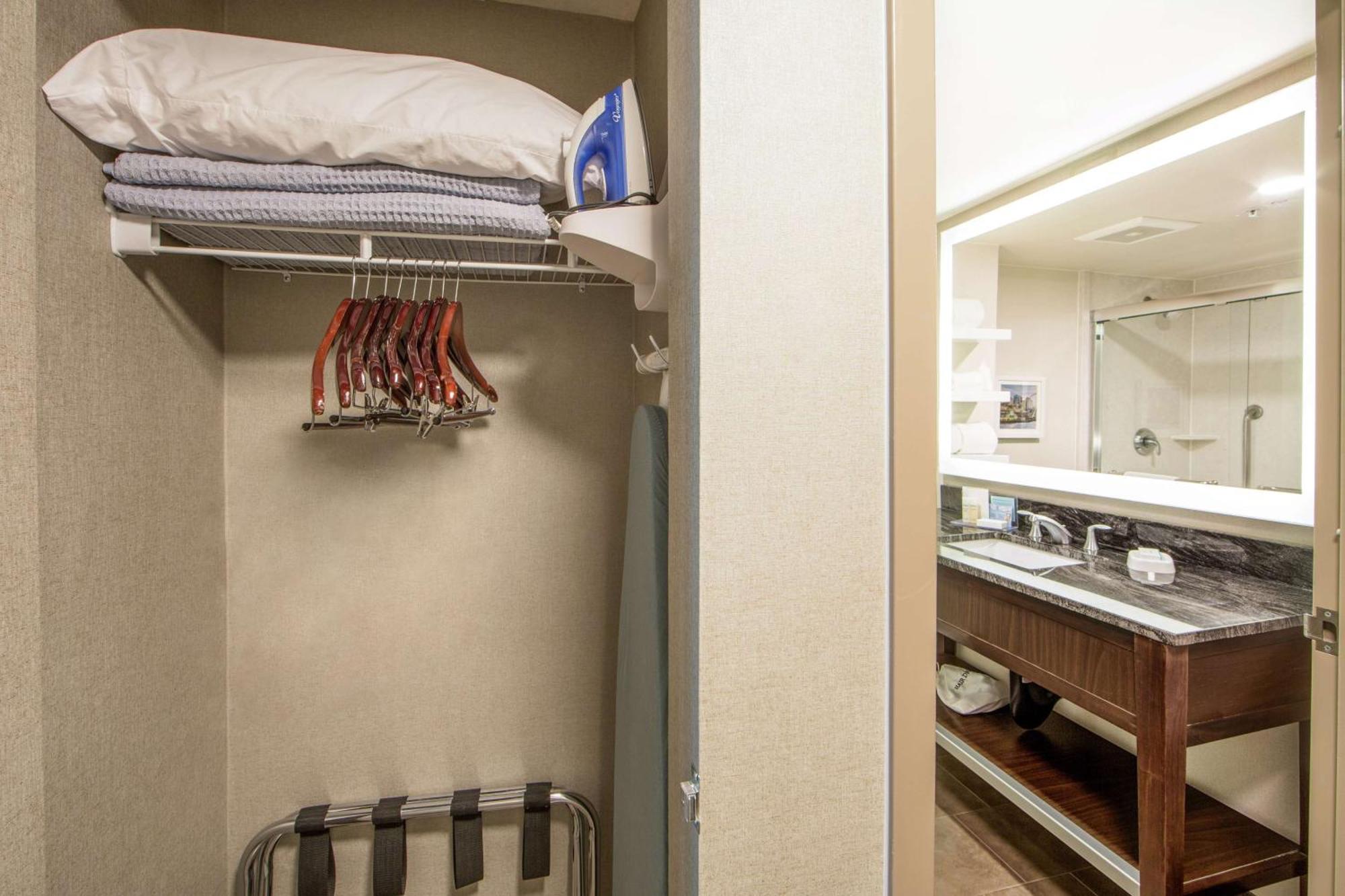 King Room with King Bed - Non-Smoking