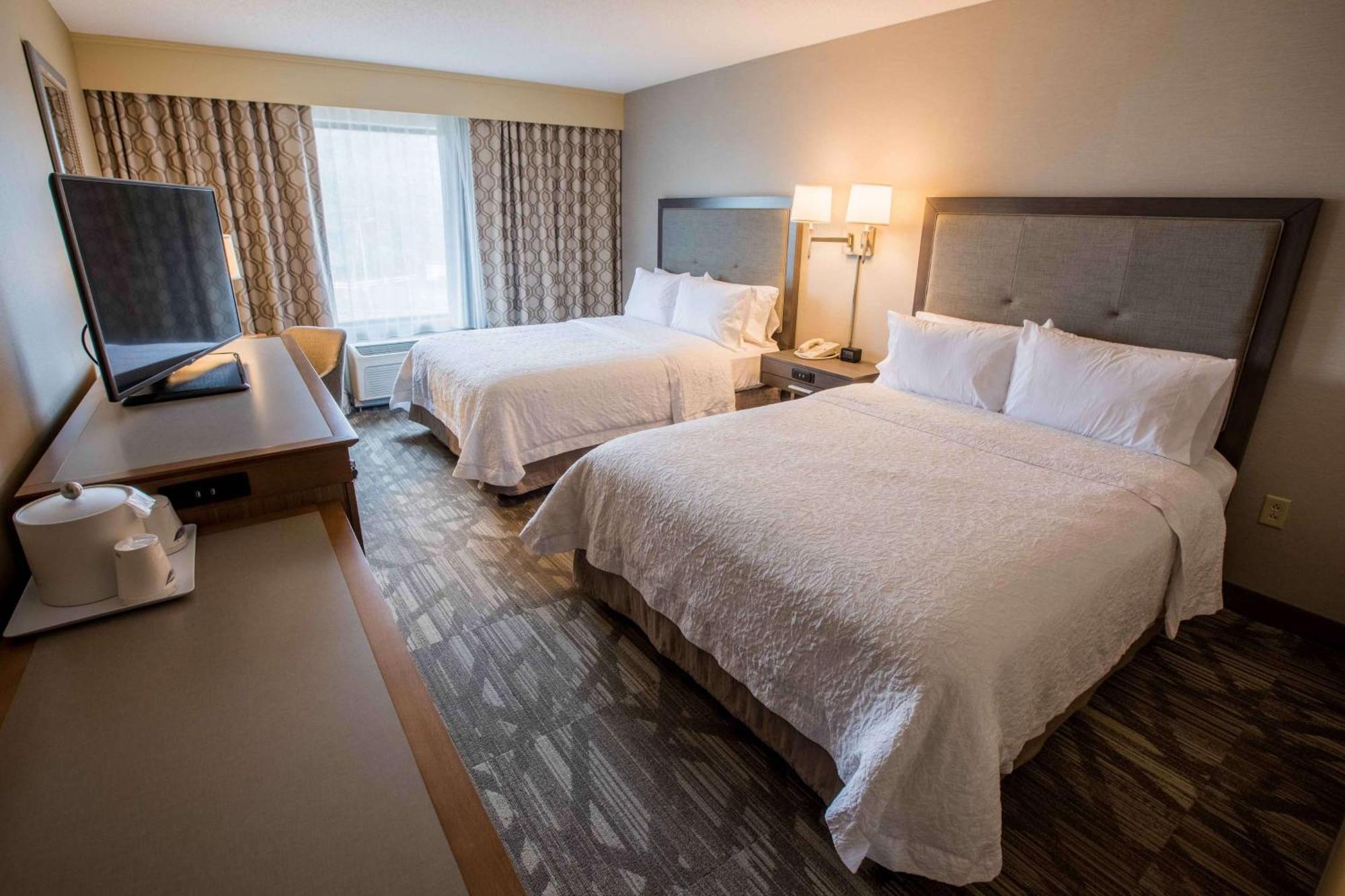 Queen Room with Two Queen Beds and Bathtub