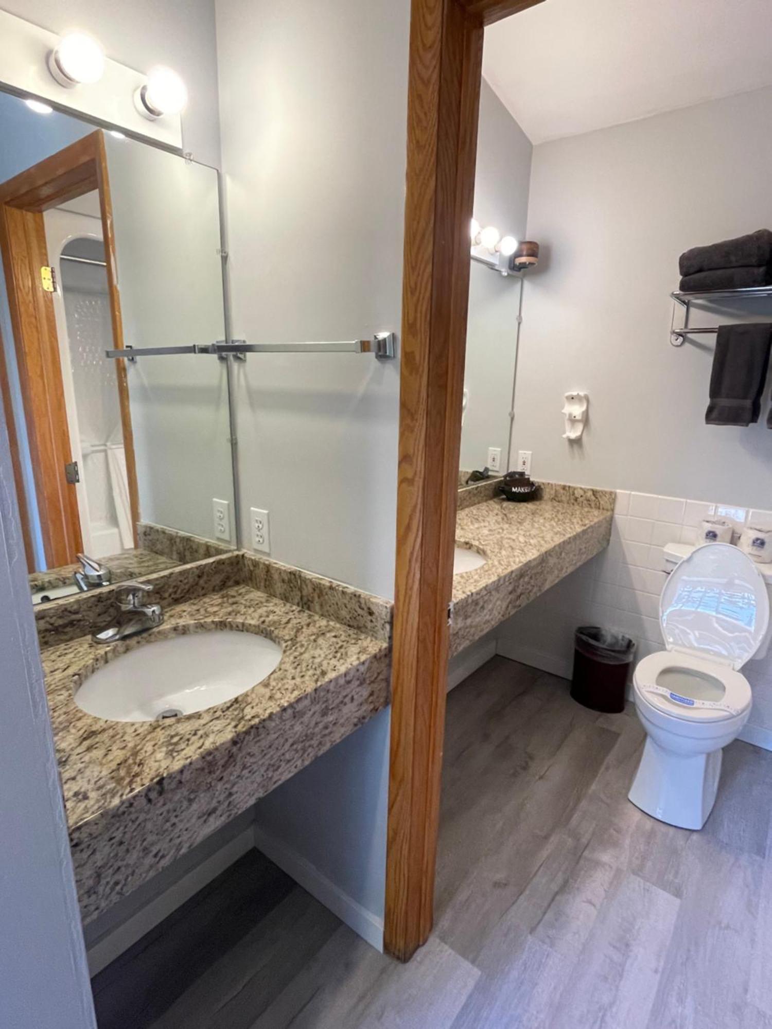 Deluxe King Room with Lake View