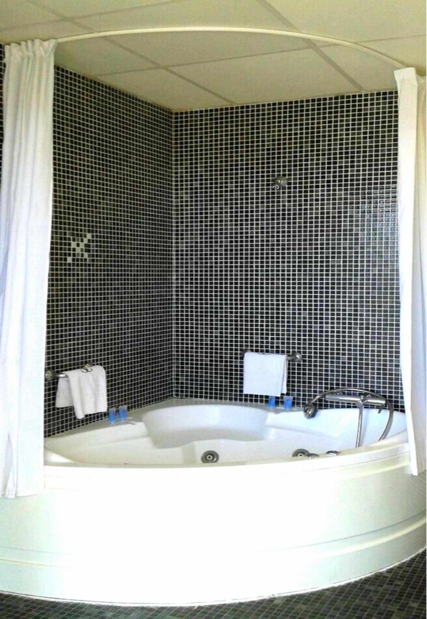 Queen Room Spa Bath