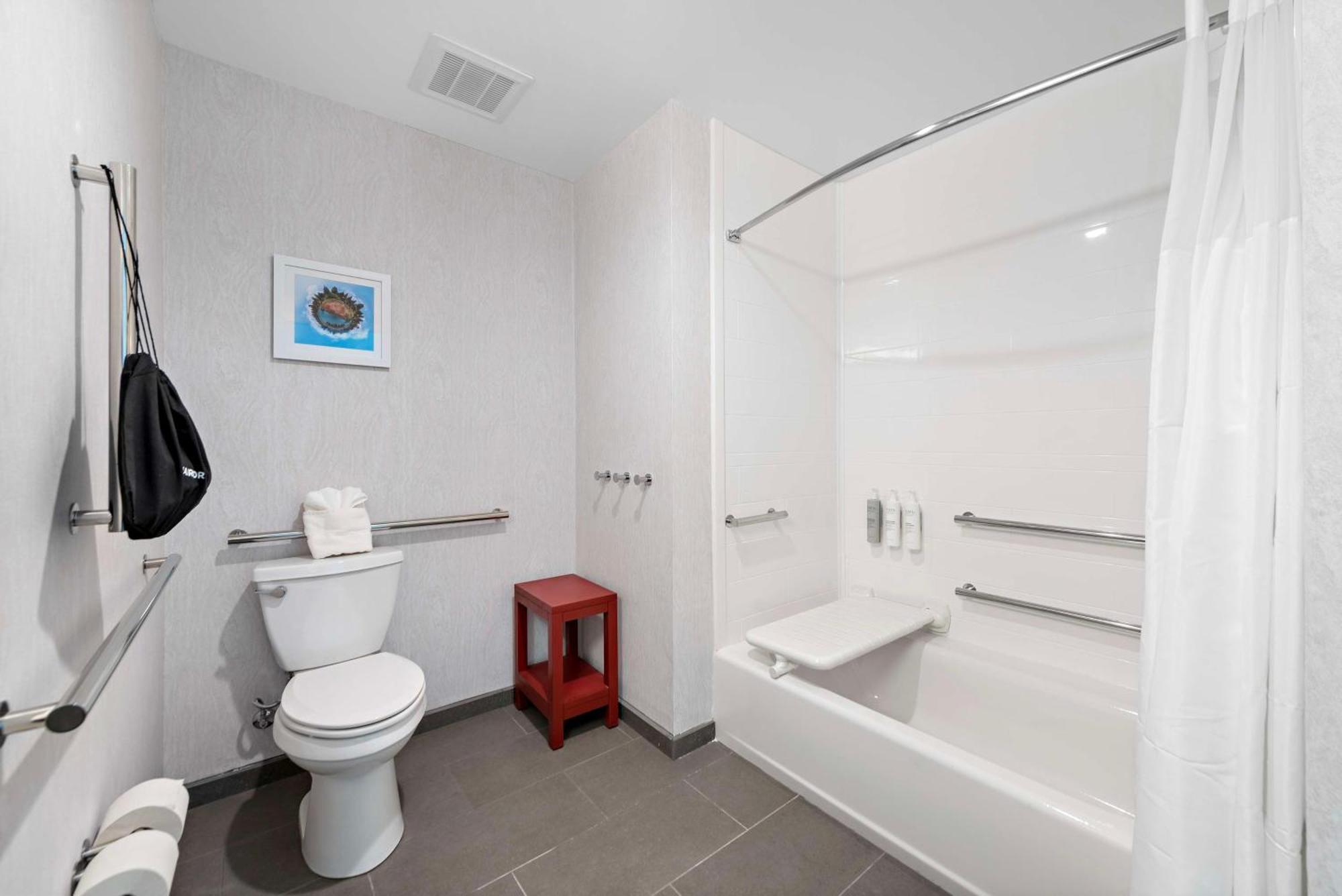 Queen Room Two Queen Beds Bath Tub Mobility Access,1567911917:JPEG