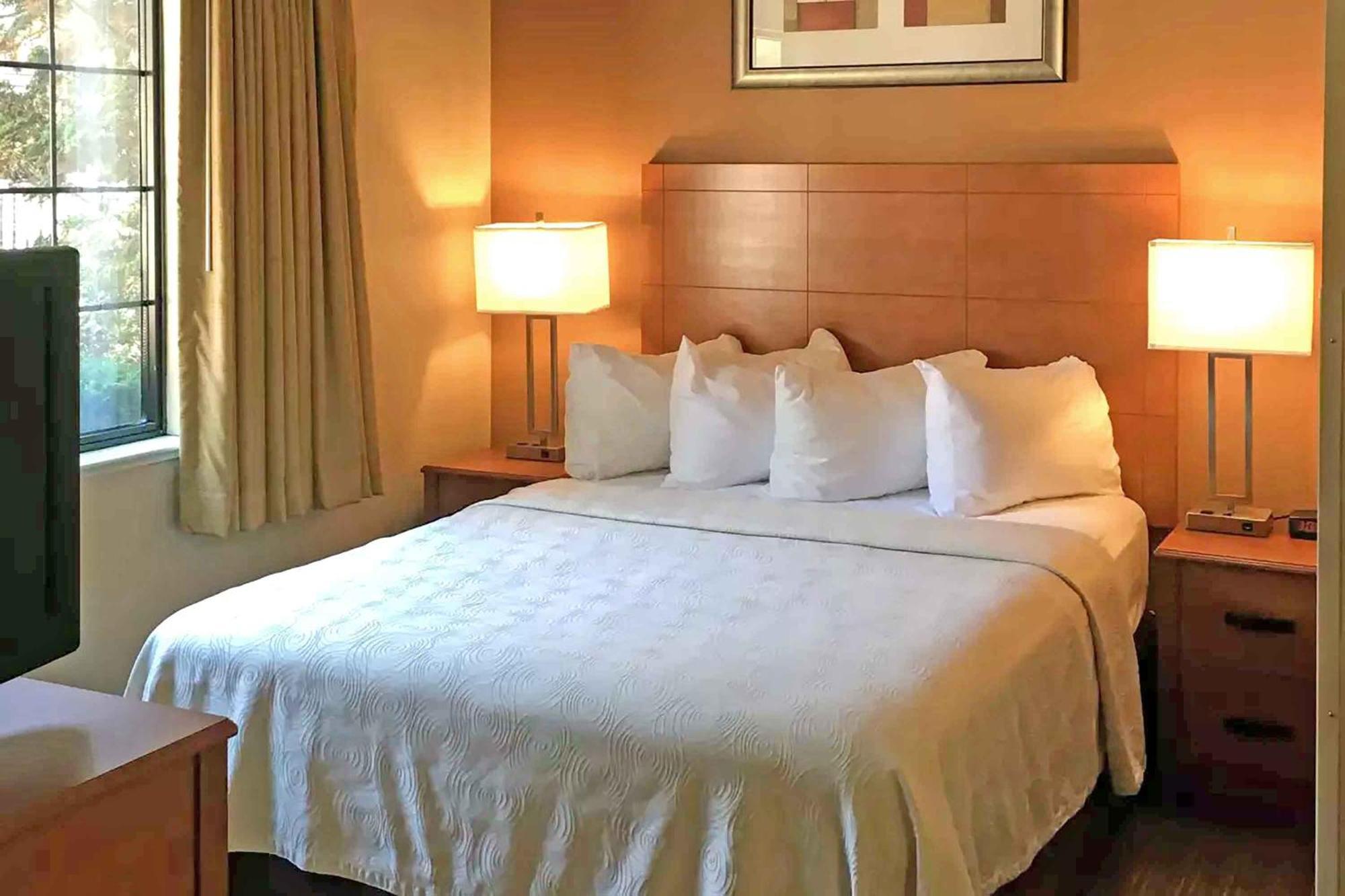 1 BDRM SUITE 1 QUEEN BED NONSMKNG