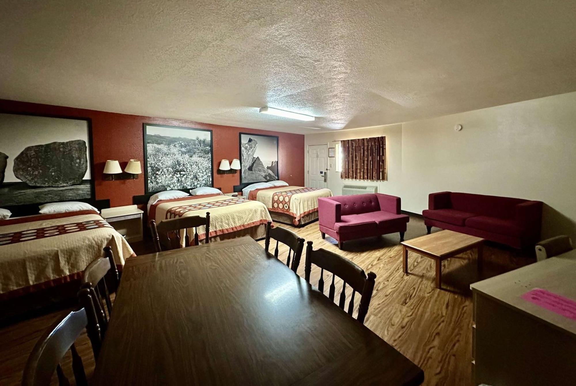 Studio Suite with Three Queen Beds - Non-Smoking