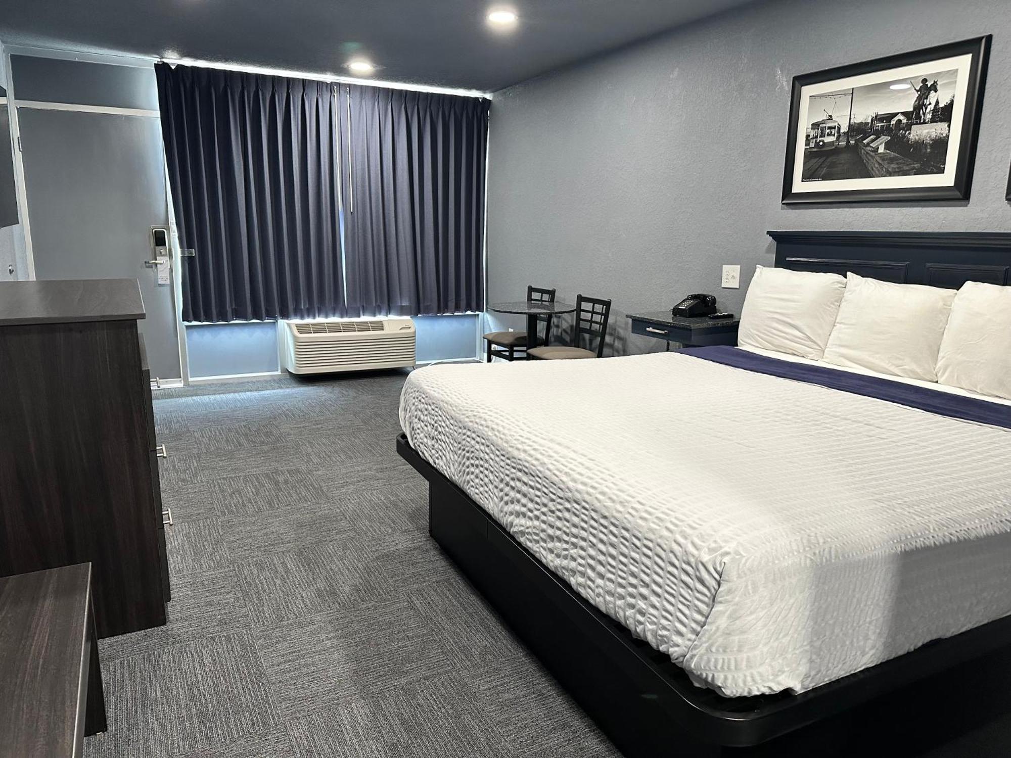 Deluxe King Suite