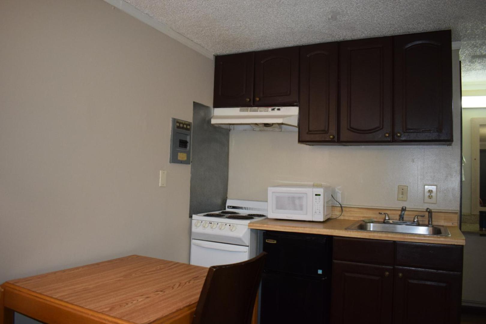 Queen Kitchenette Non-Smoking