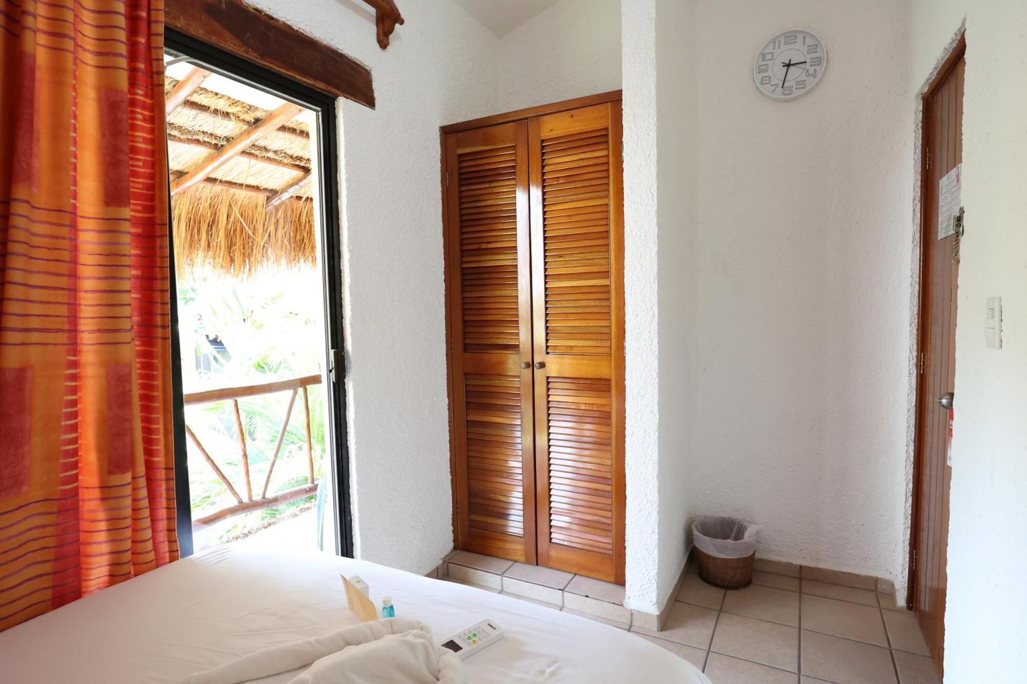 Habitación caribeña con terraza y baño compartido