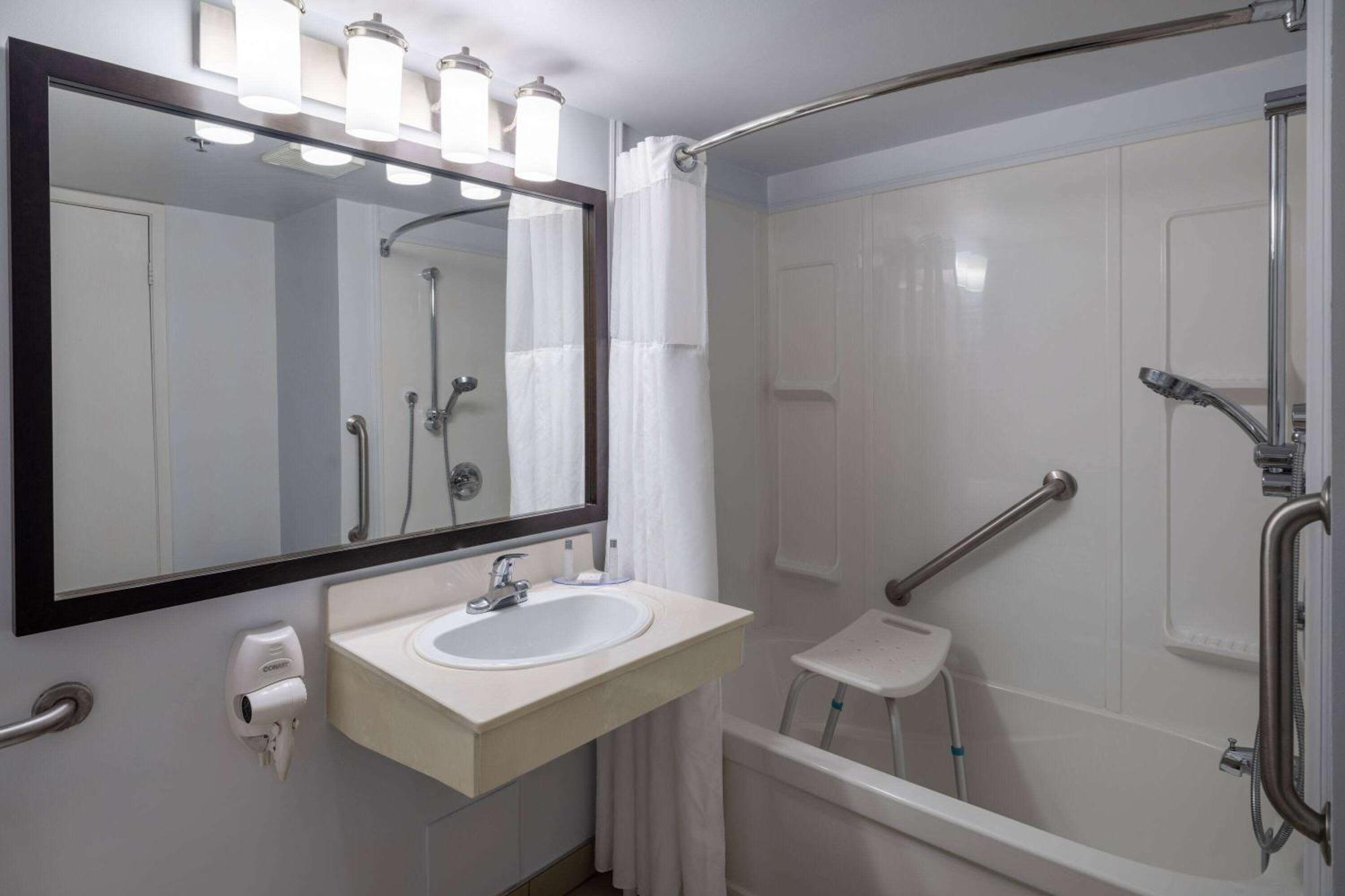 King Room - Disability Access - Non-Smoking