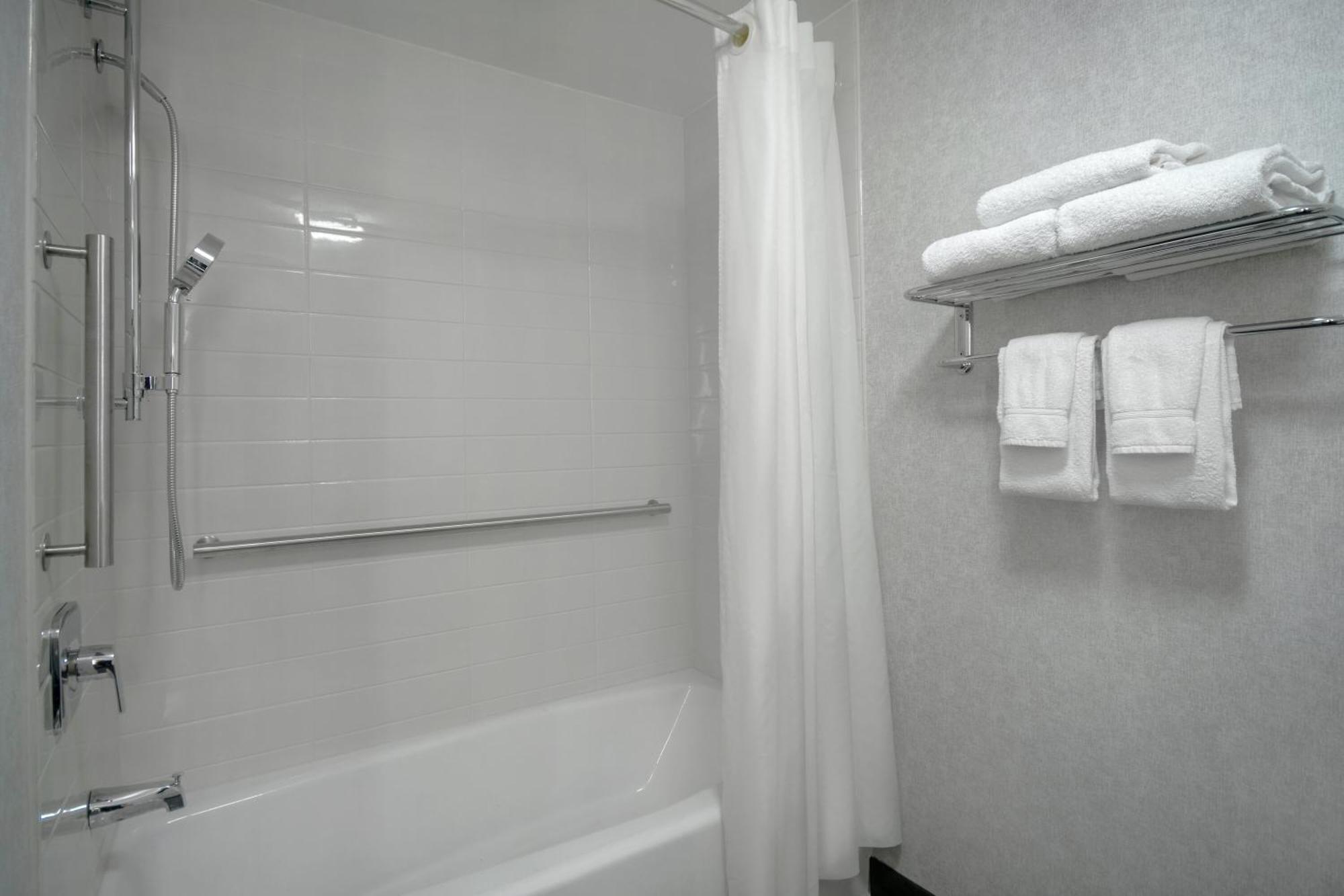 Queen Room with Bath Tub - Mobility Access/Non-Smoking