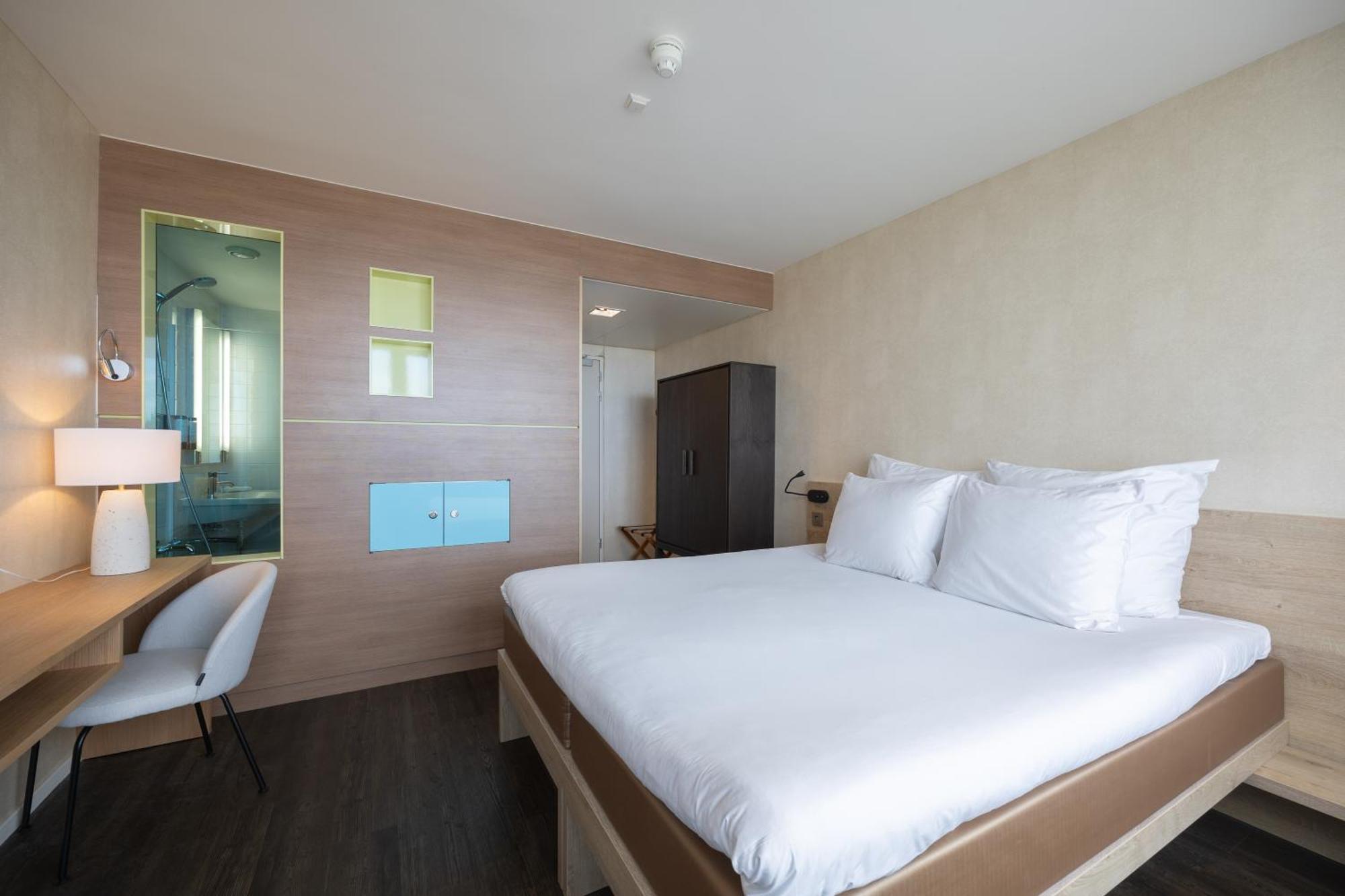 Deluxe Double Room Bath,1239350098:JPEG