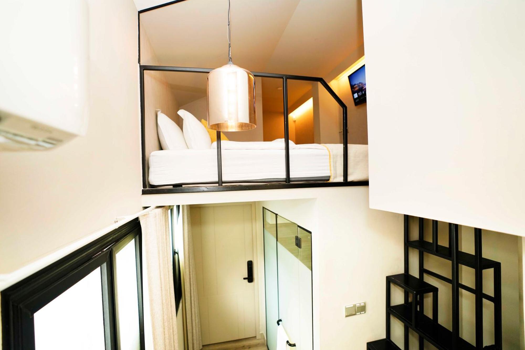 Cabin L, Window, Private Bathroom