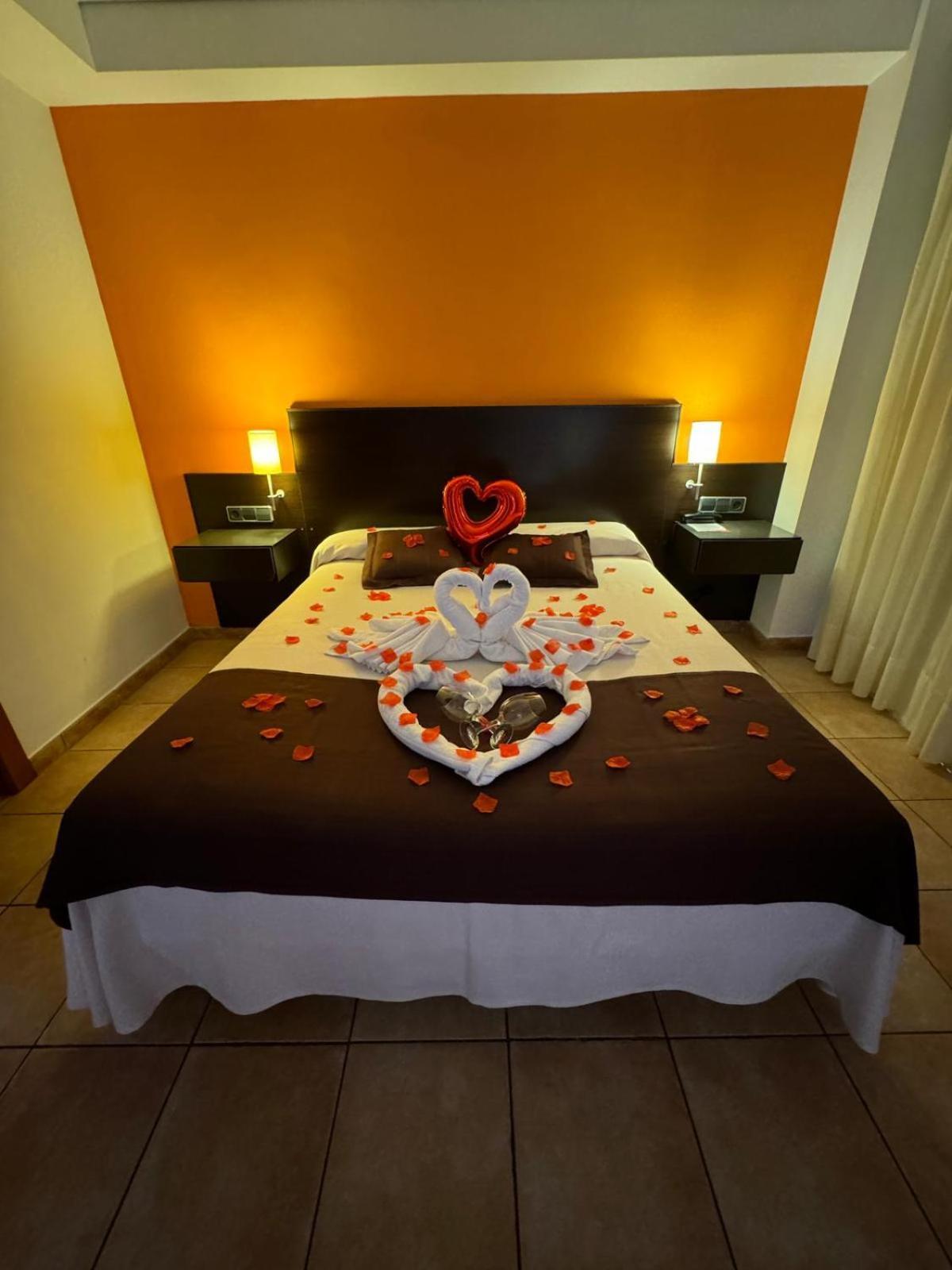 Romantic Petals Chocolates Standard Double or Twin Room,1588047799:JPEG