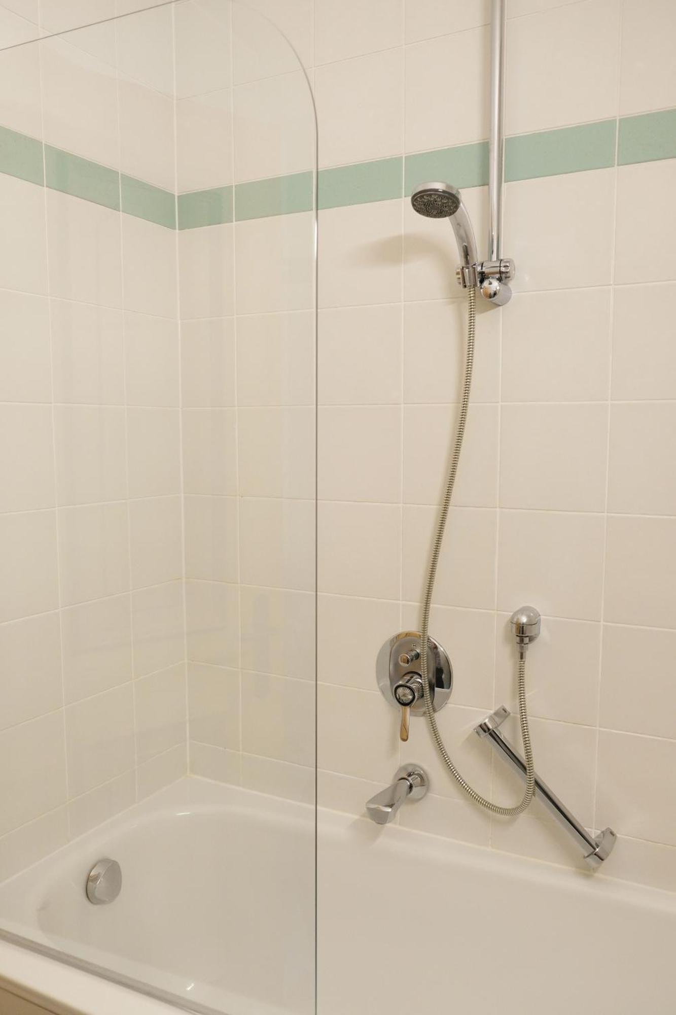 Single Room,1589212787:JPEG