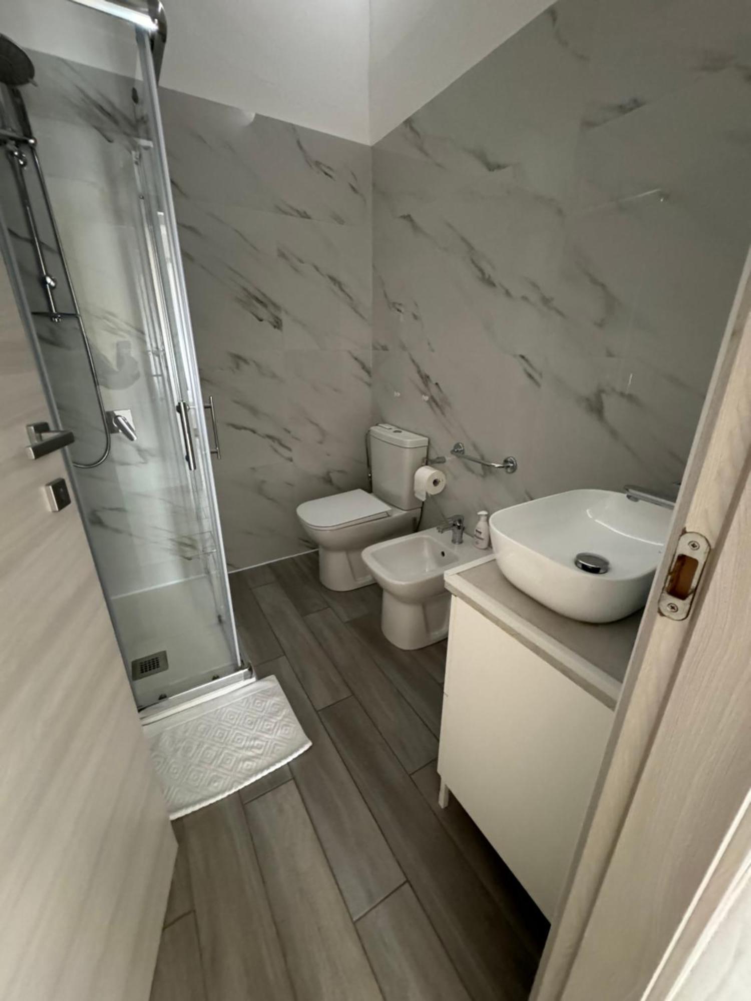 Twin Room Private External Bathroom