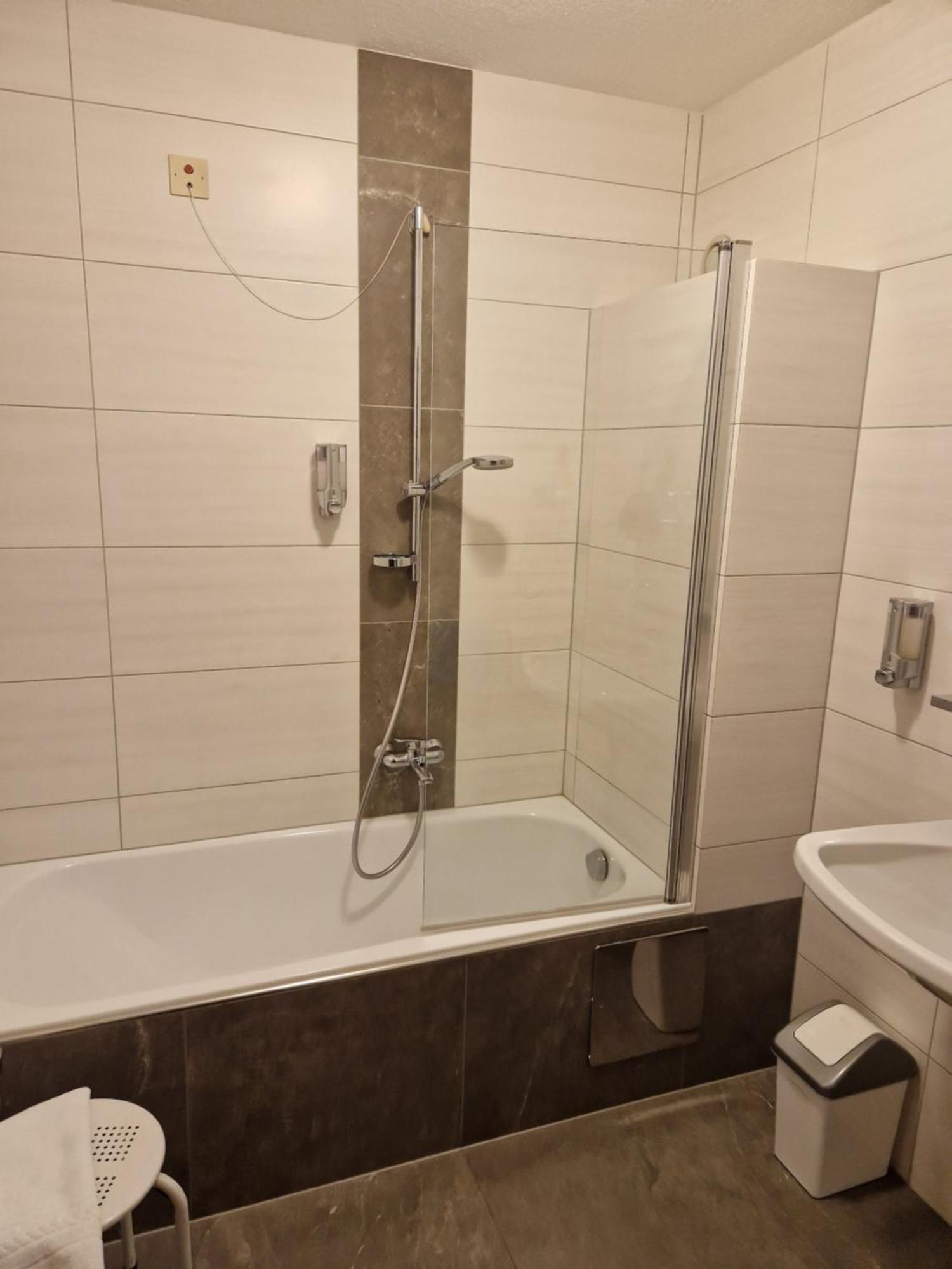 Deluxe Double Room Bath,1659508912:JPEG