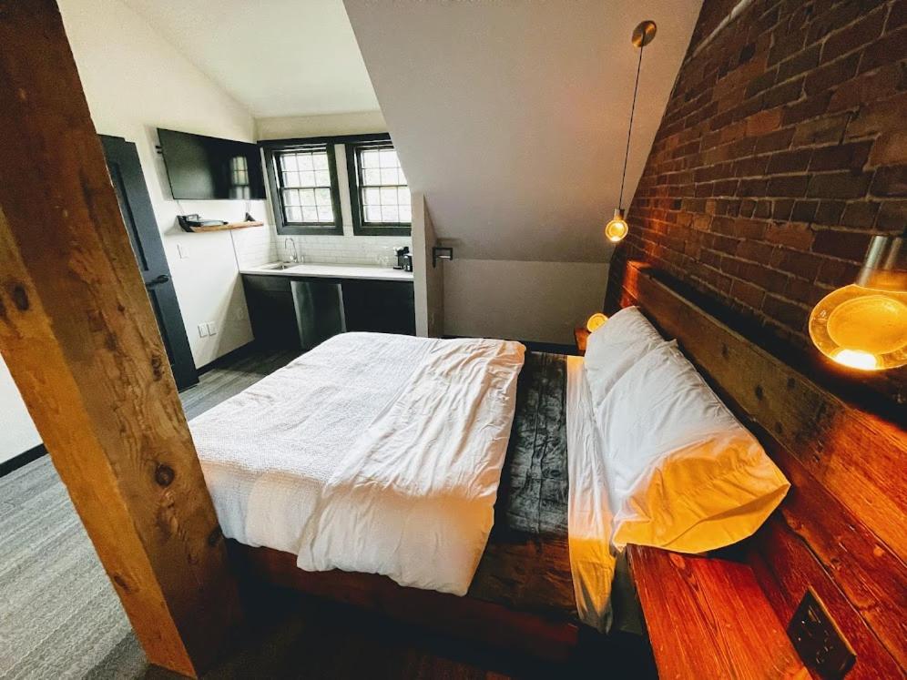 Deluxe Queen Suite