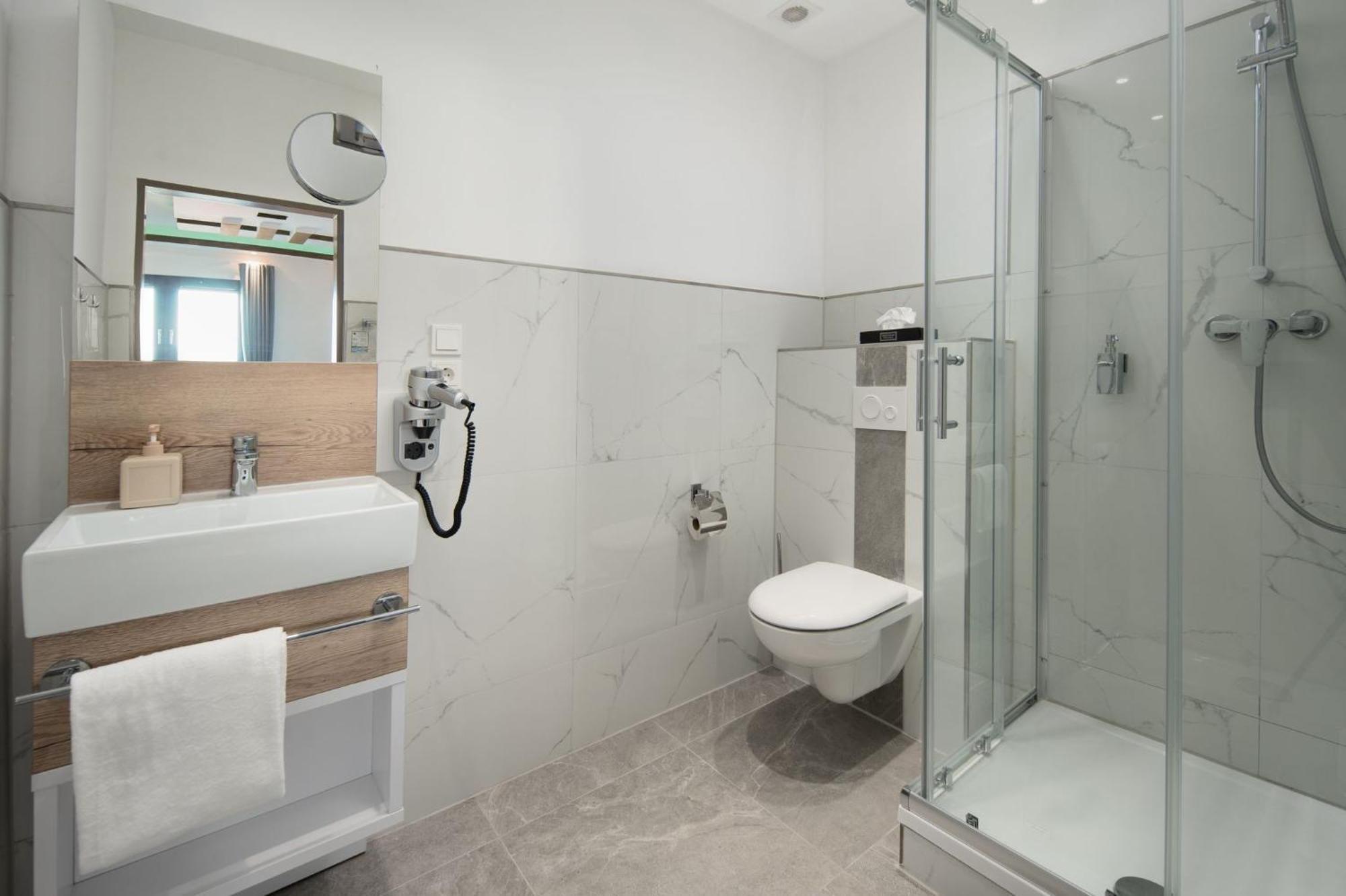 Deluxe Double Room Shower