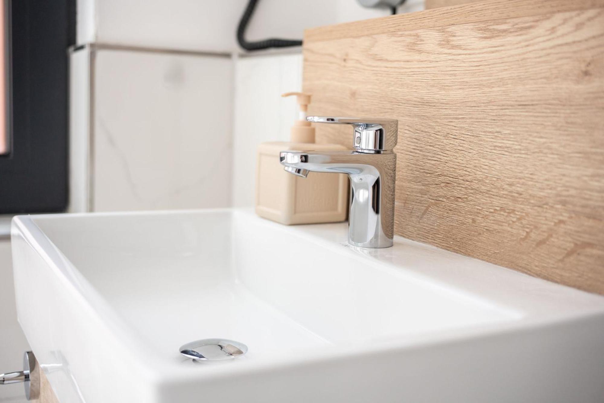 Deluxe Double Room Shower
