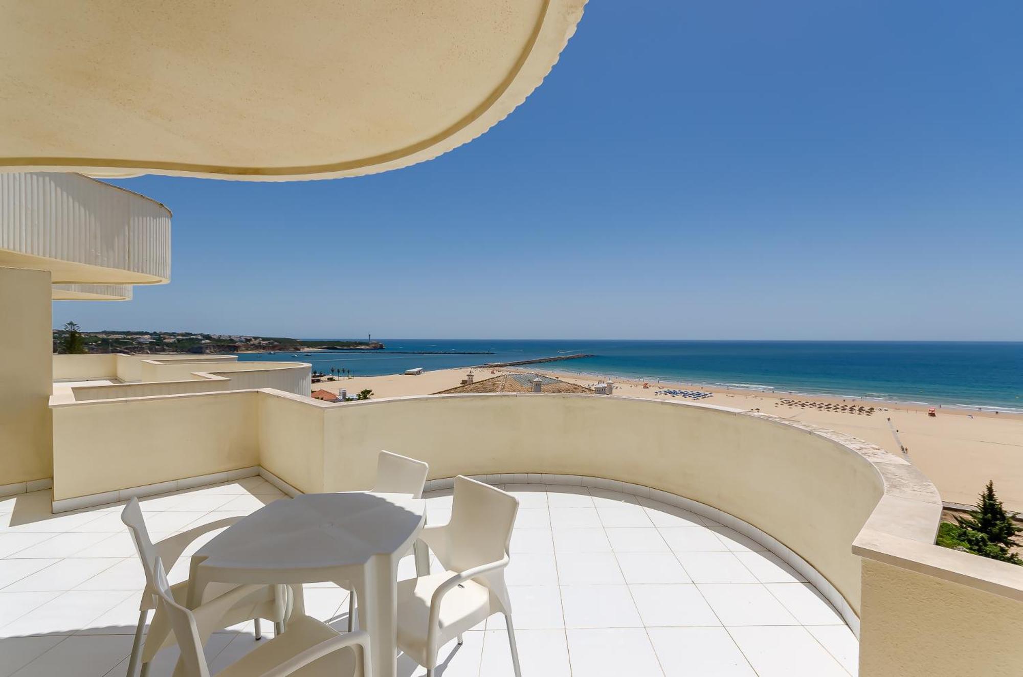 One-Bedroom Apartment with Frontal Sea View