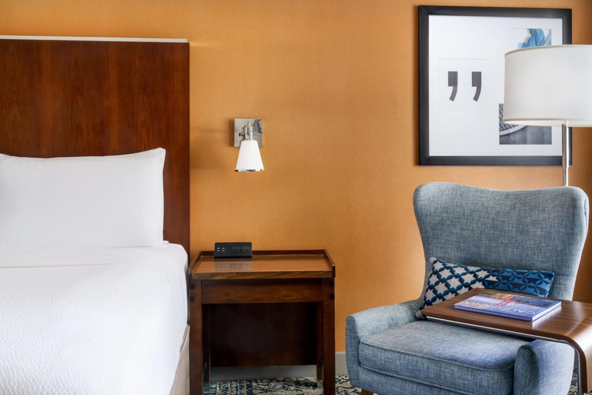 Deluxe King Room - Non-Smoking