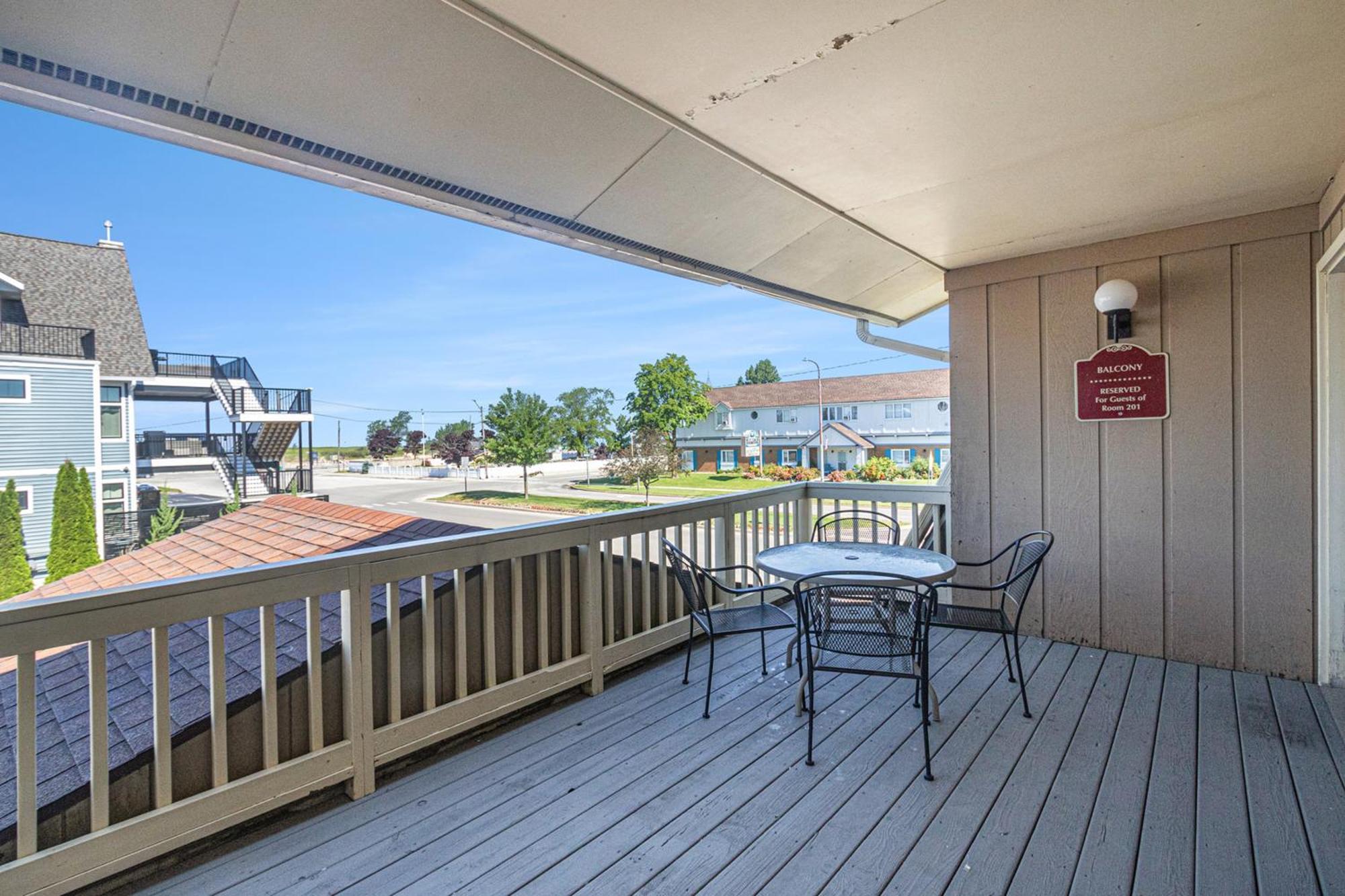 Queen Room with two Queen Beds- Lake View
