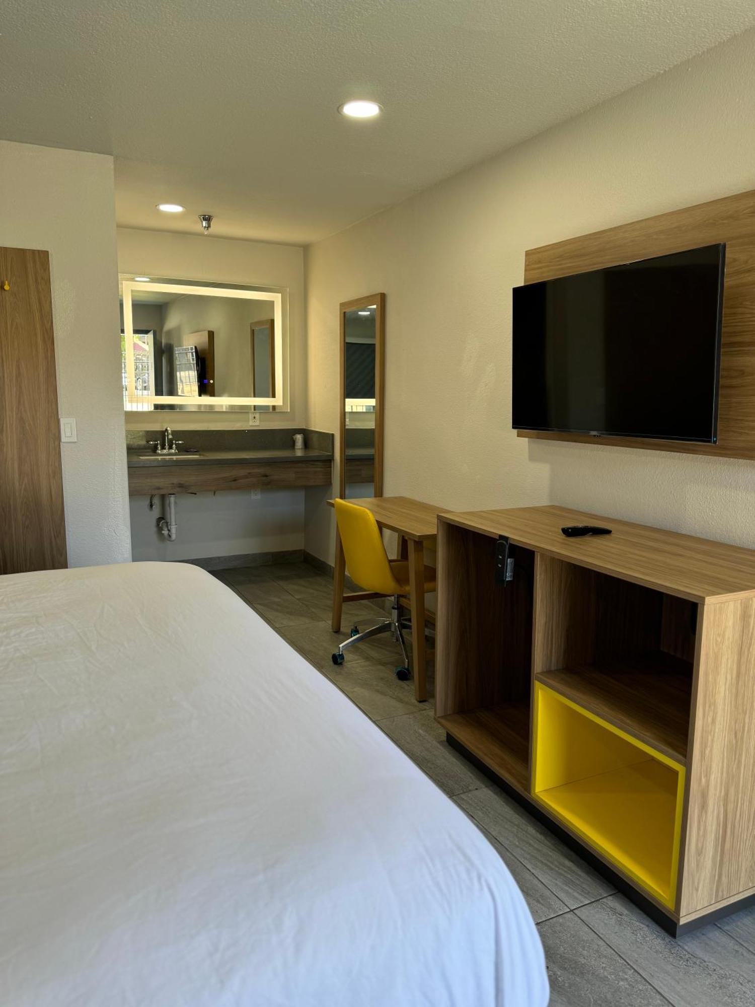 Queen Room Two Queen Beds Non-Smoking