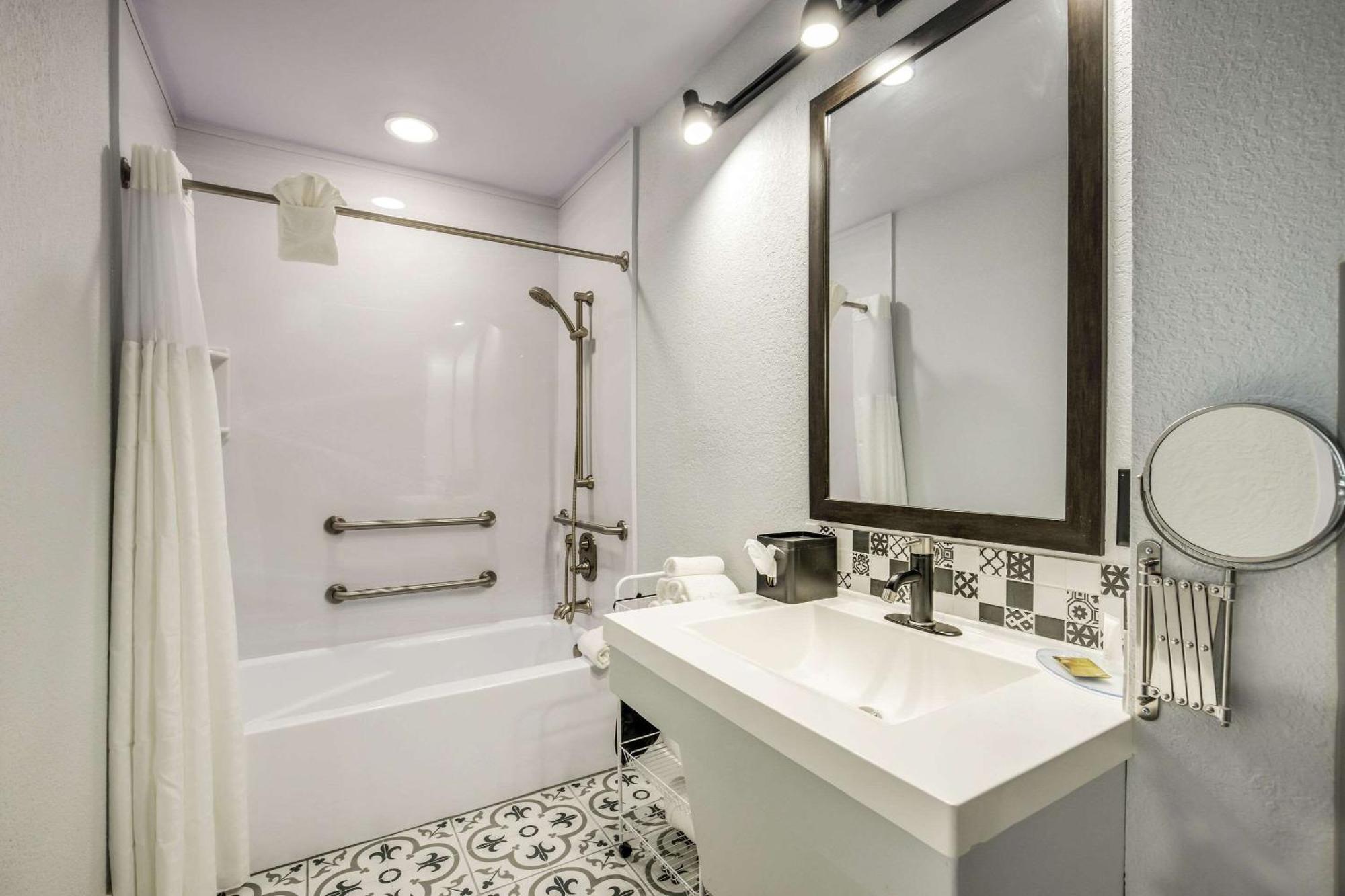 Standard Queen Room Two Queen Beds Bathtub Non Smoking,1598414282:JPEG
