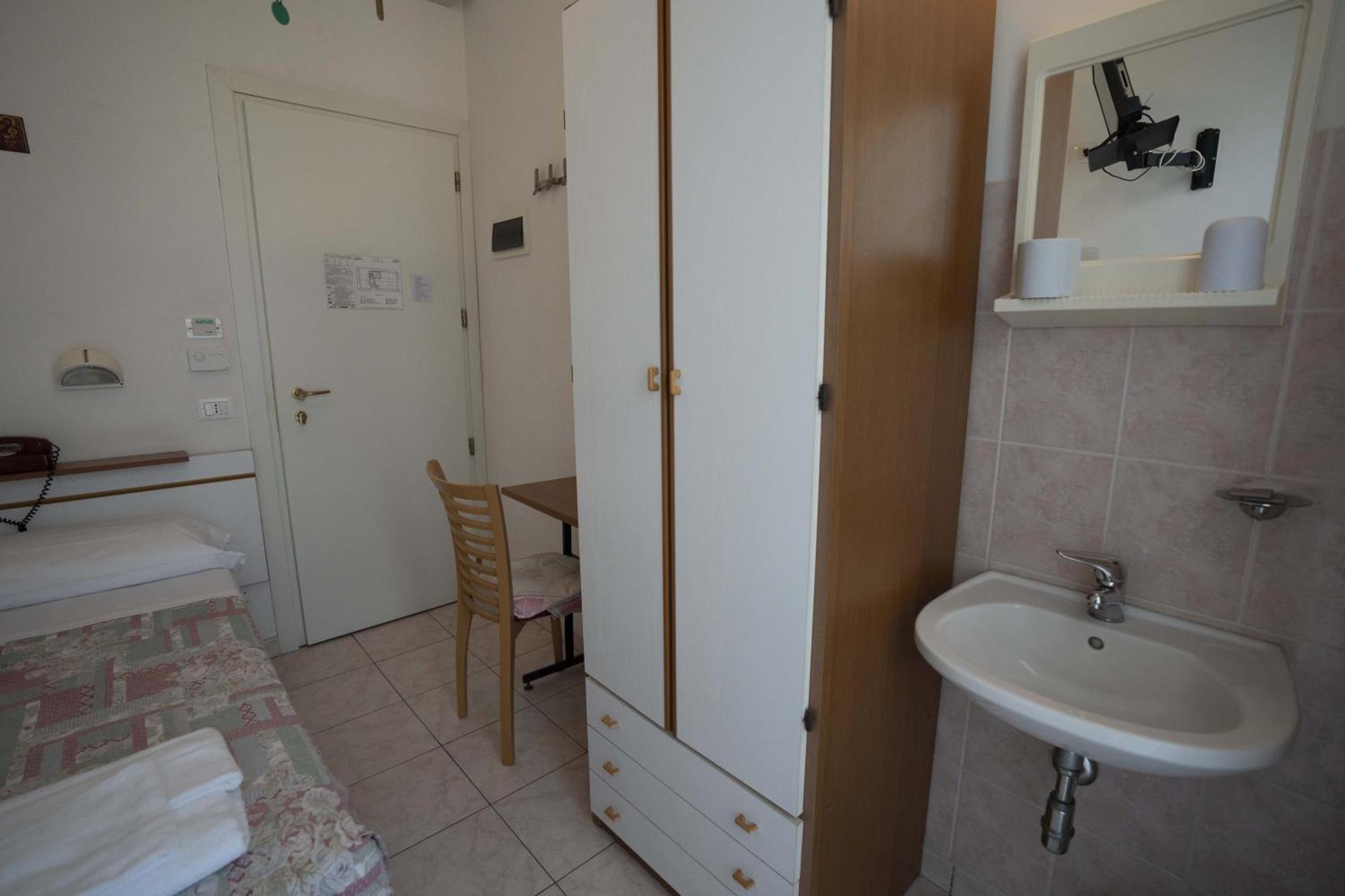 Single Room Private External Bathroom
