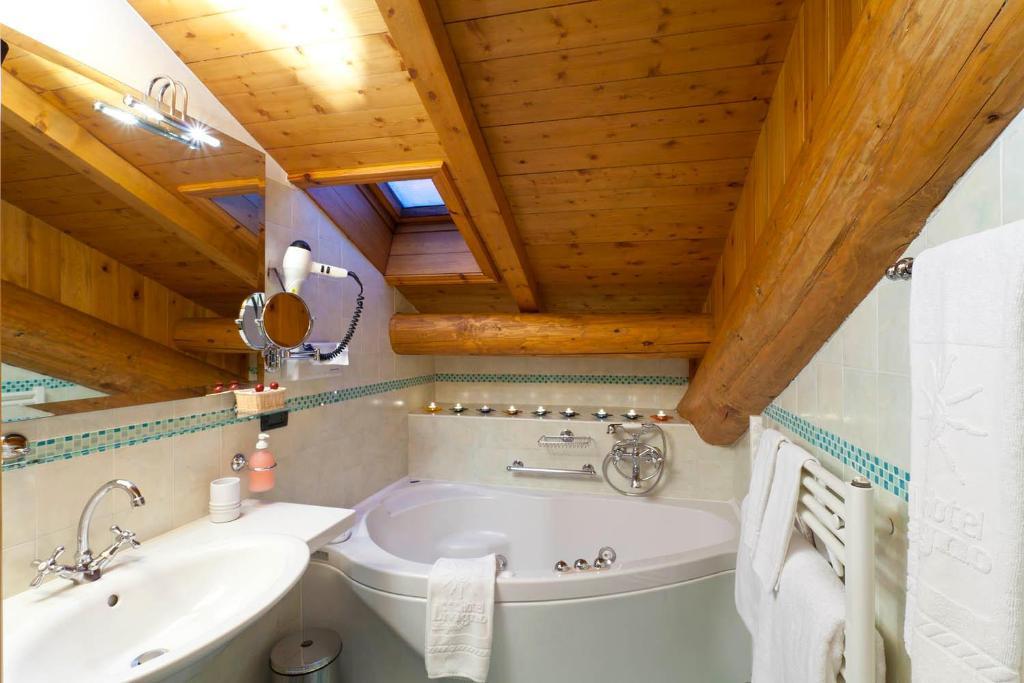 Suite Hot Tub,1039298671:JPEG