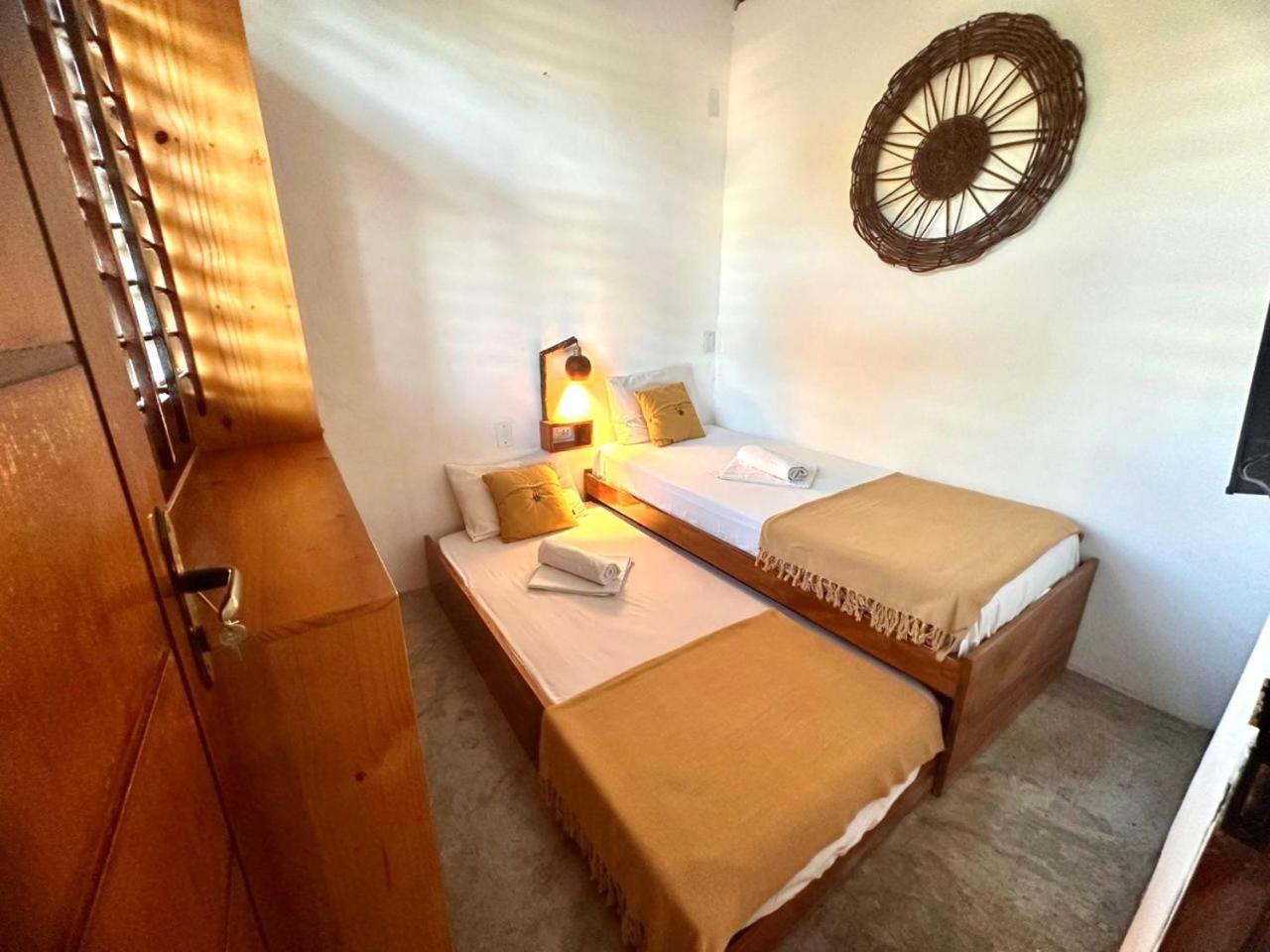 Quarto com 2 Camas de Solteiro e Banheiro Compartilhado