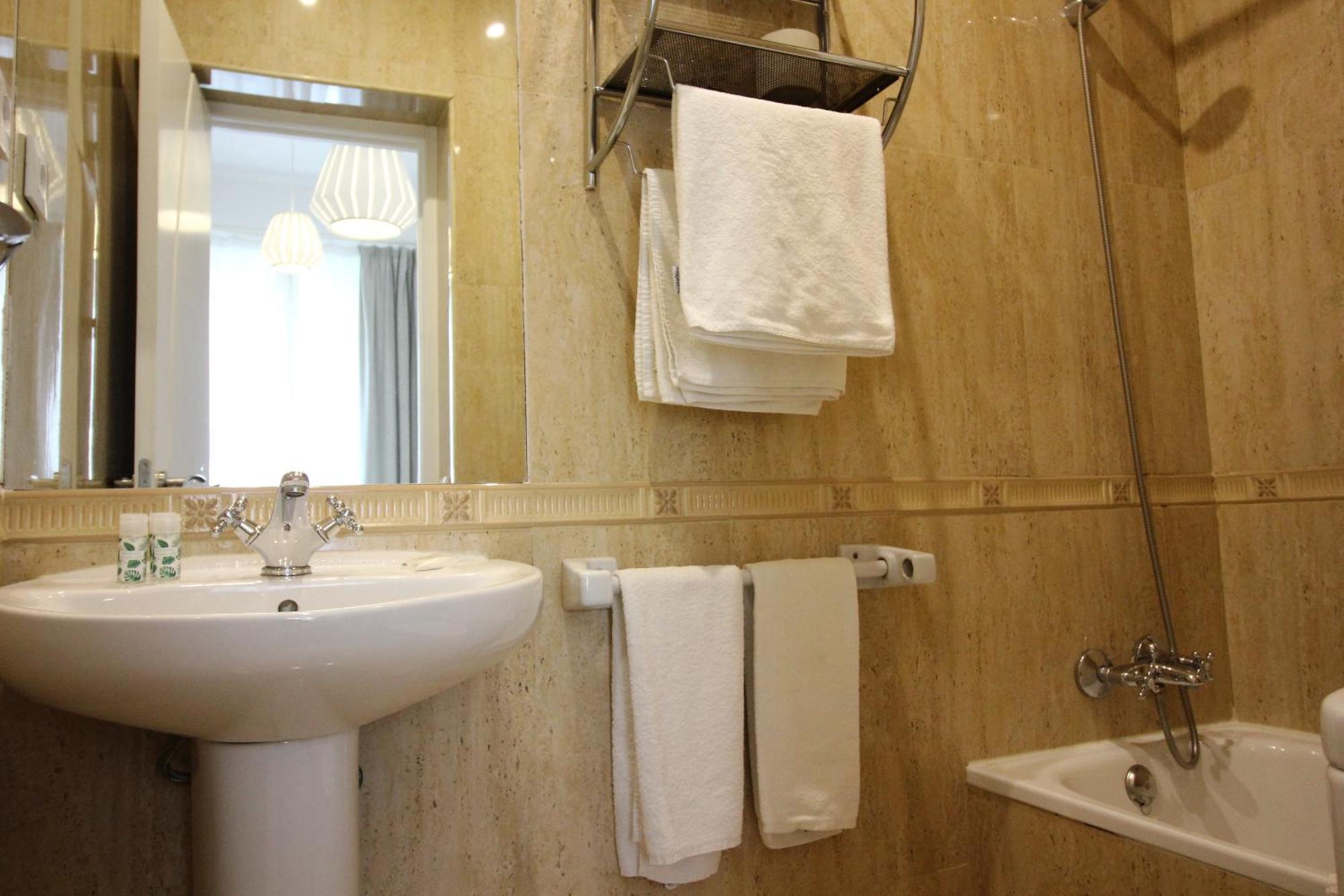 Twin Room,1602995054:JPEG