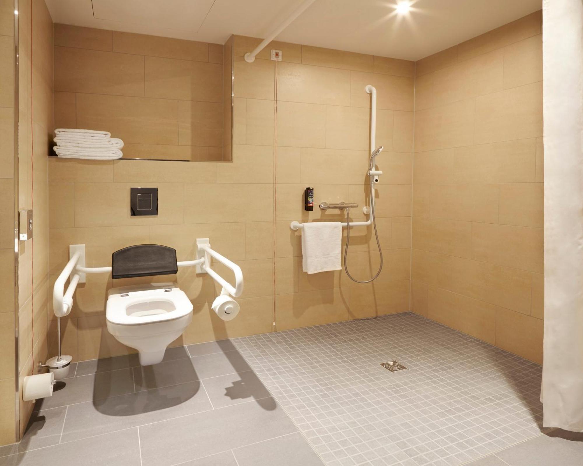 Standard Queen Room Accessible