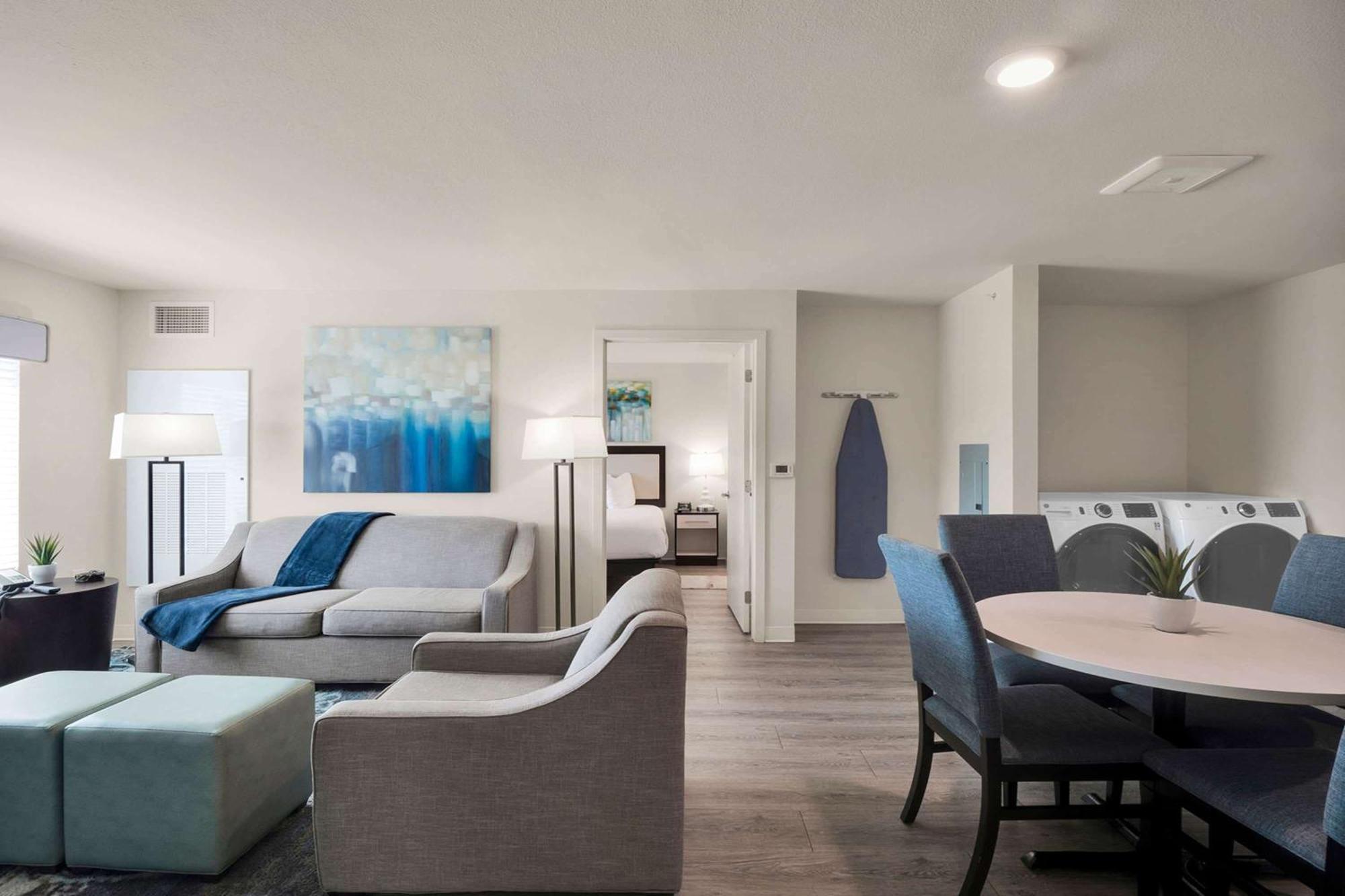 Three Bedroom Suite Roll-In Shower Hearing Accessible - 3 Queen Beds