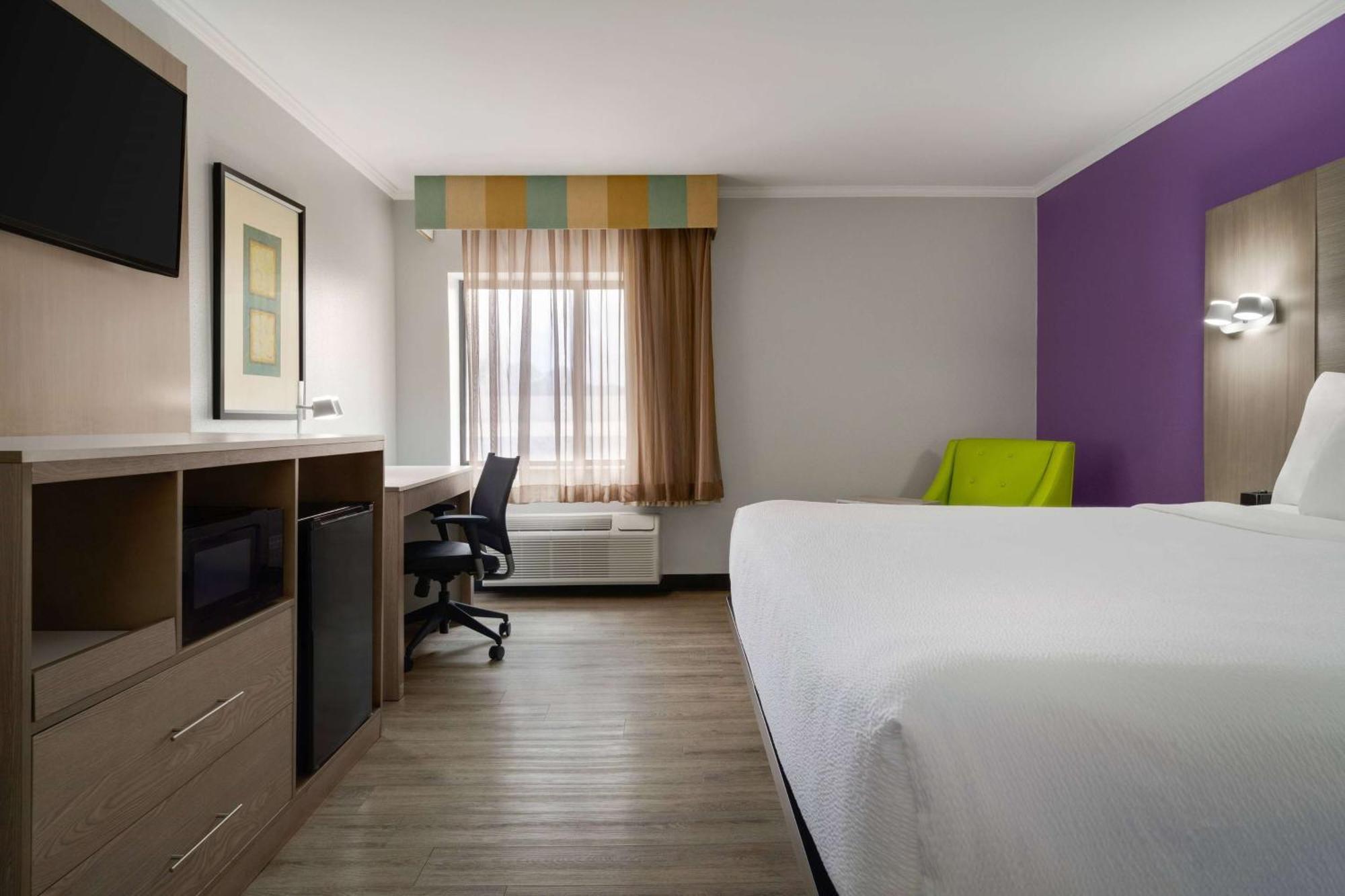 Queen Room with Bath Tub - Mobility Accessible/Non-Smoking