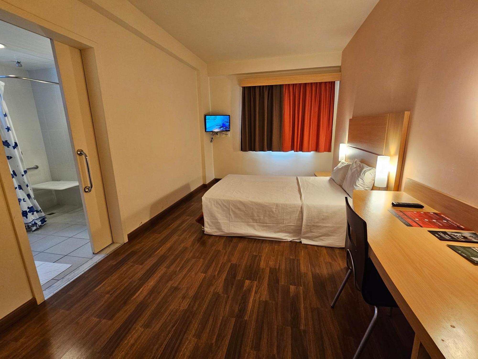 Quarto Standard Adaptado com Cama de Casal