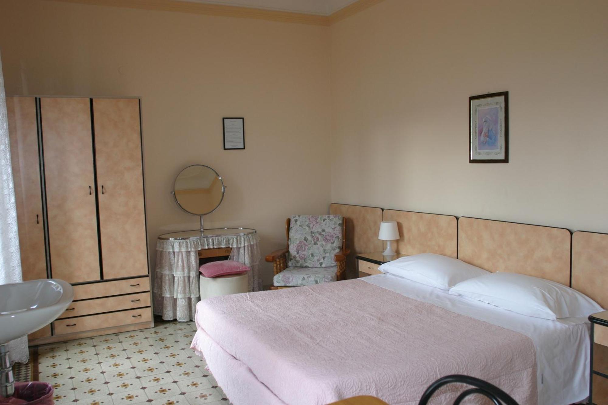 Tweepersoonskamer met Gedeelde Badkamer