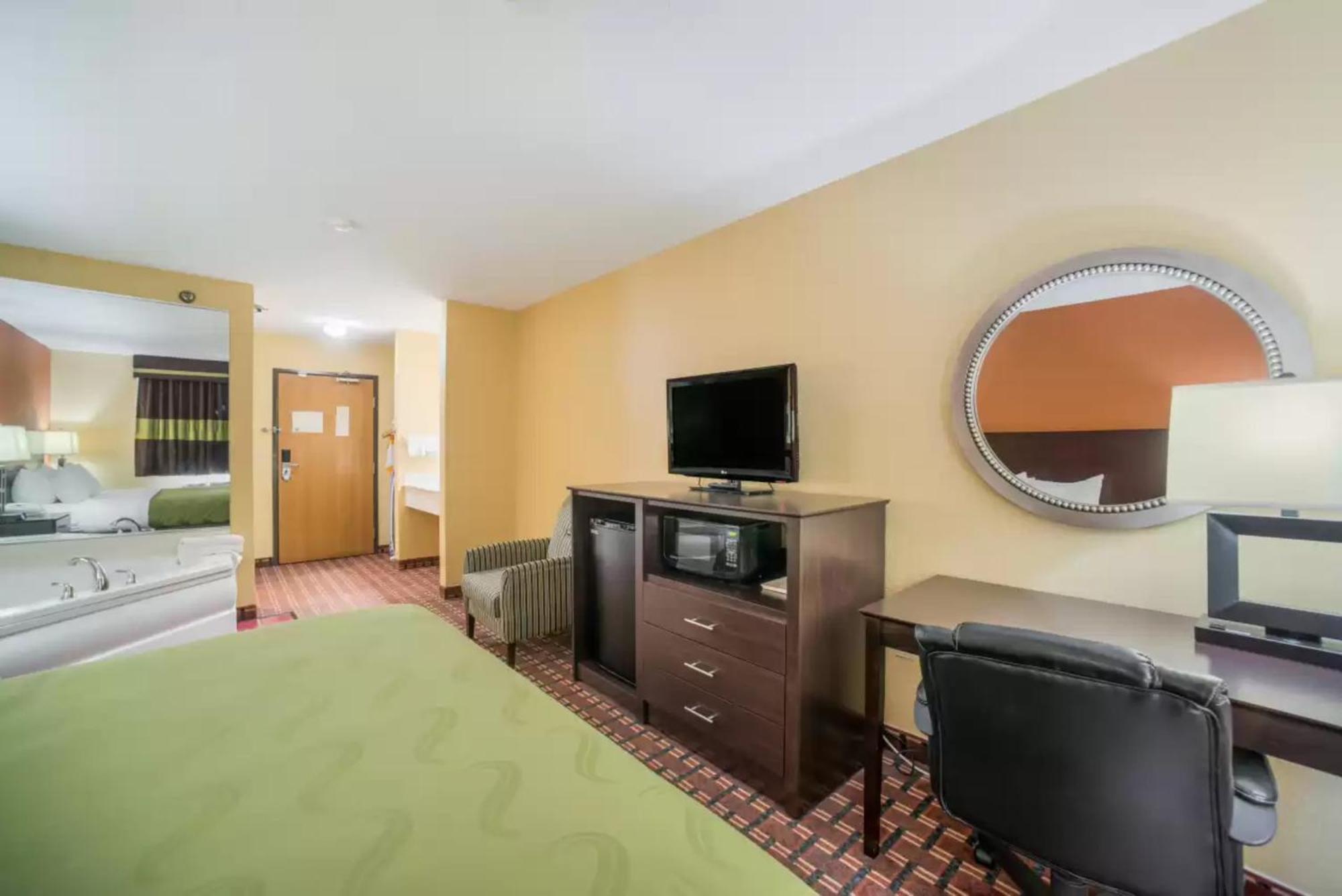 Large King Room Whirlpool Non Smoking
