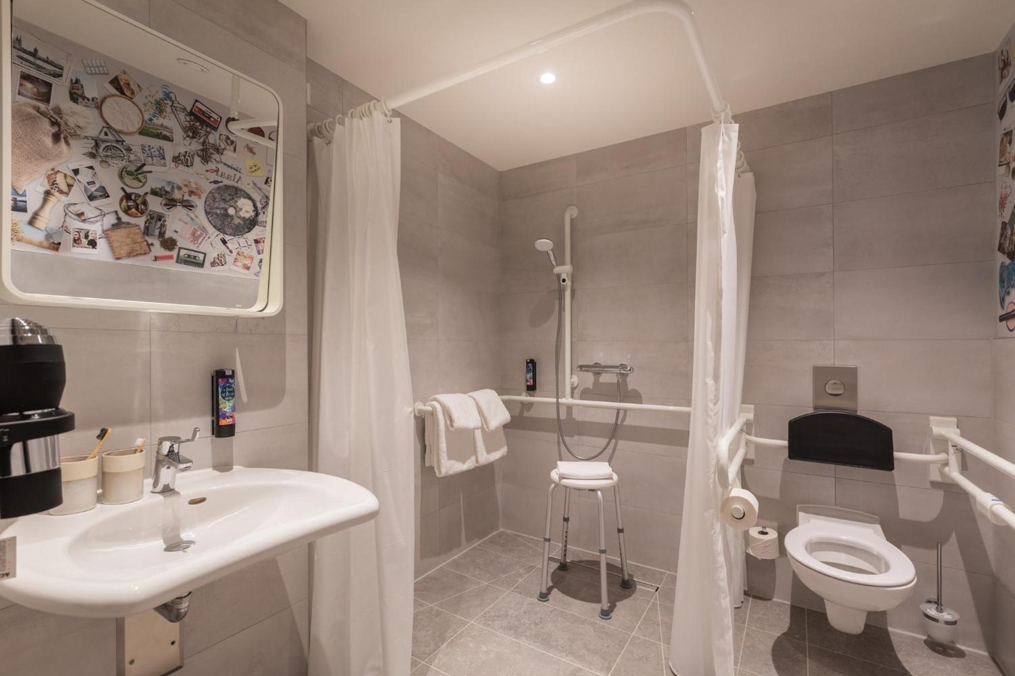 Queen Room Accessible