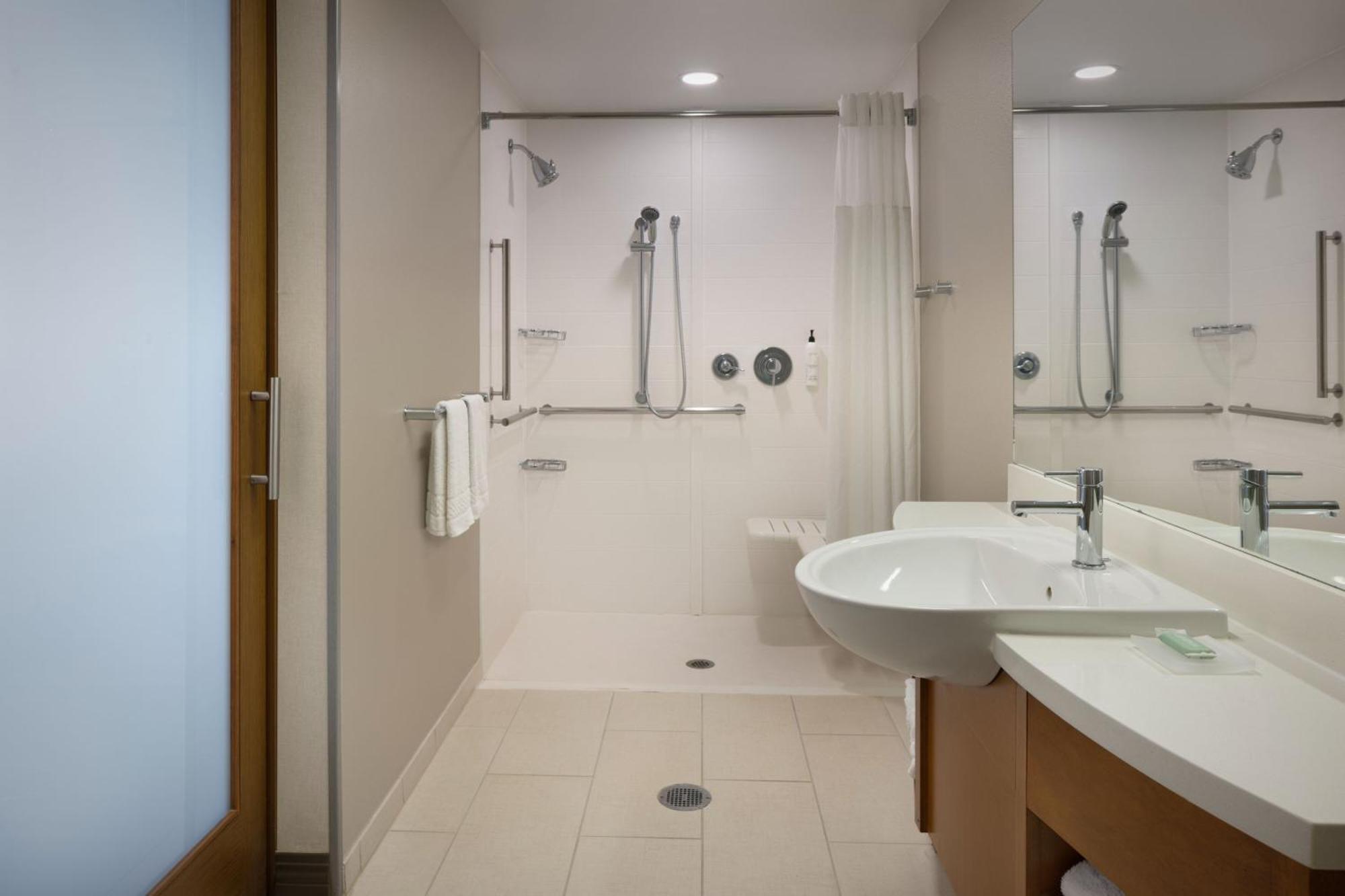 Studio Queen Room with Sofa Bed/Marina View/Balcony - Hearing Accessible