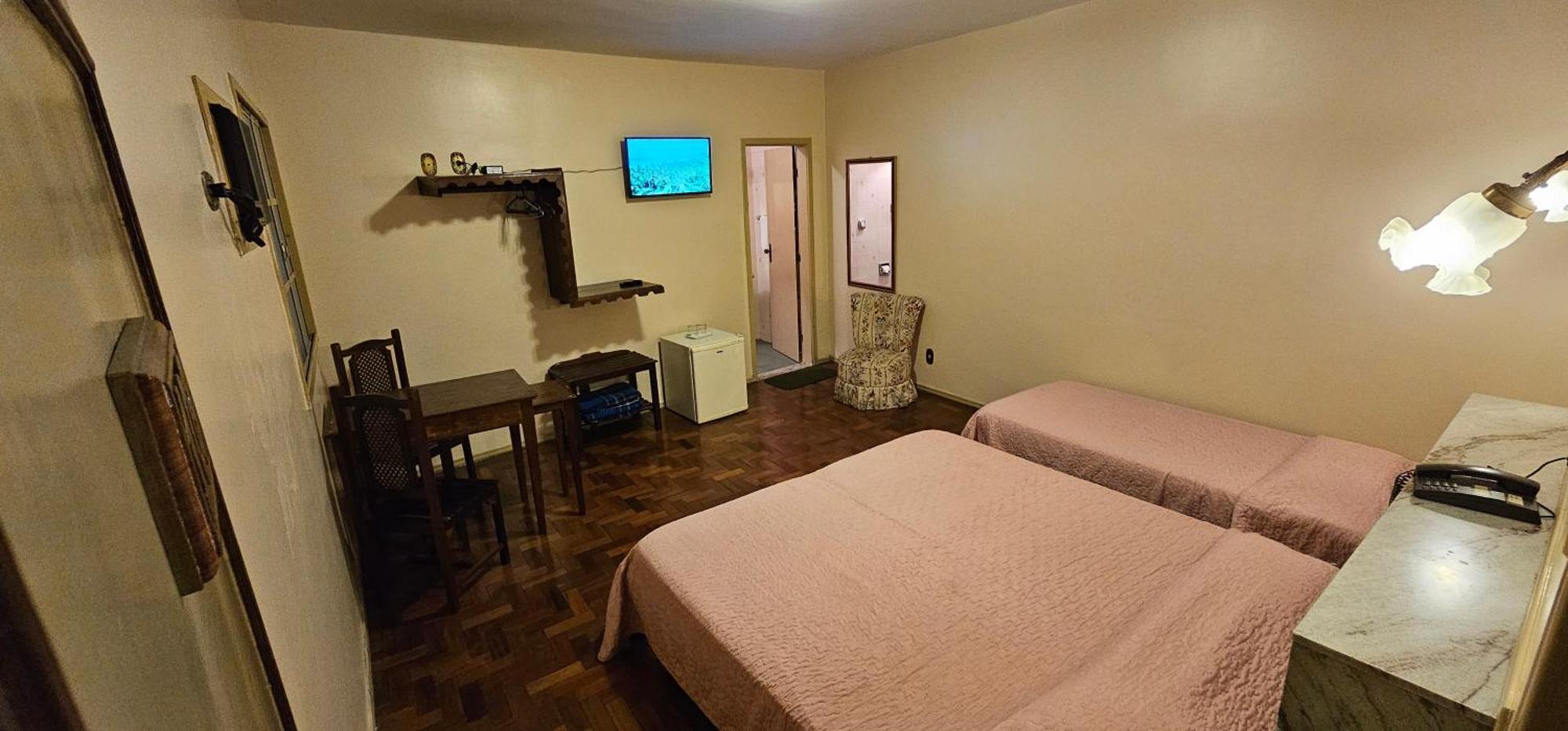 Quarto Triplo com Banheiro Privativo
