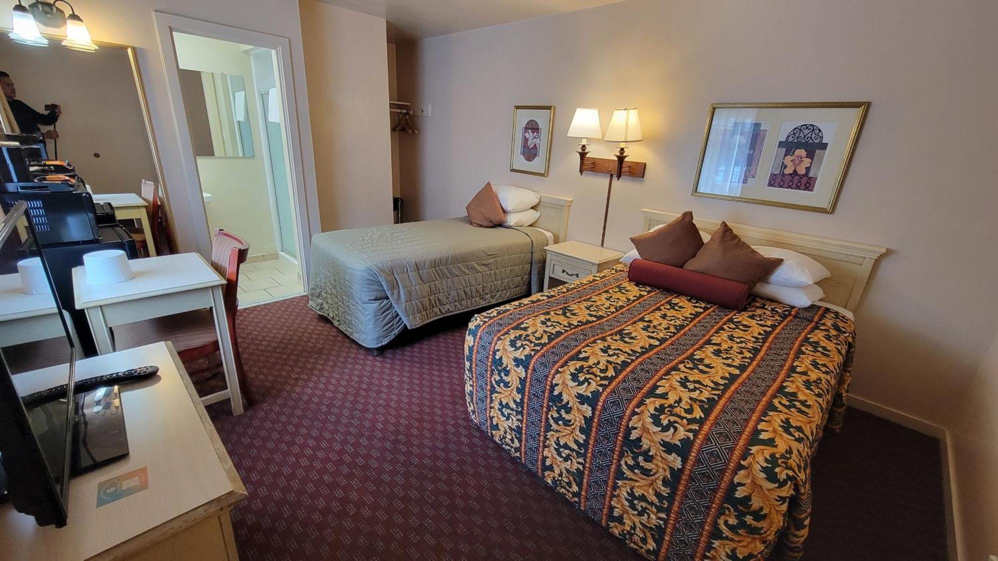 One Double Bed One Twin Bed Room