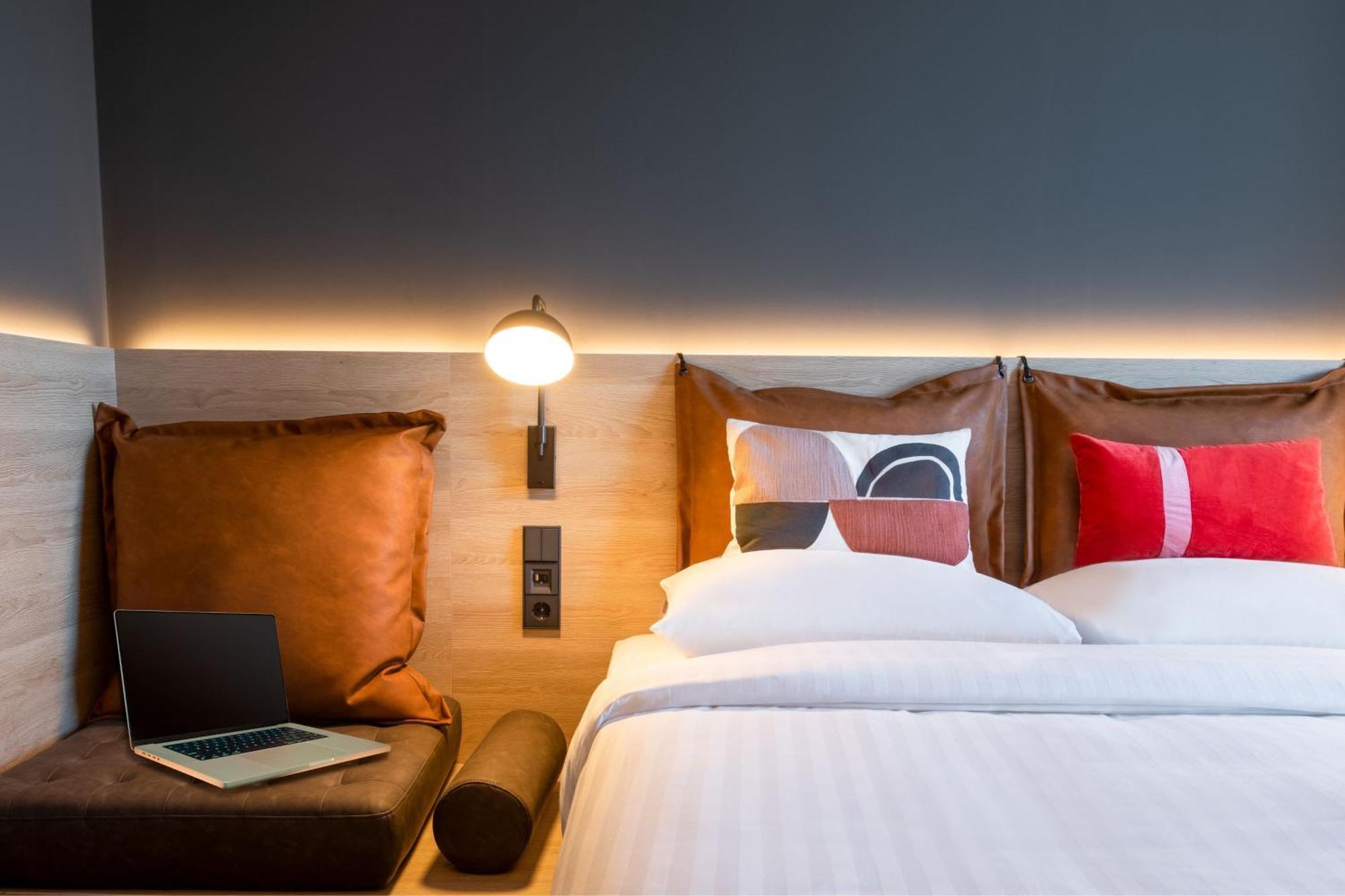Moxy Queen Room