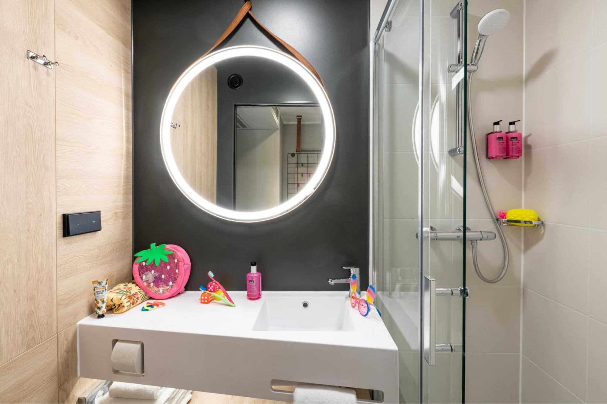 Moxy Queen Room